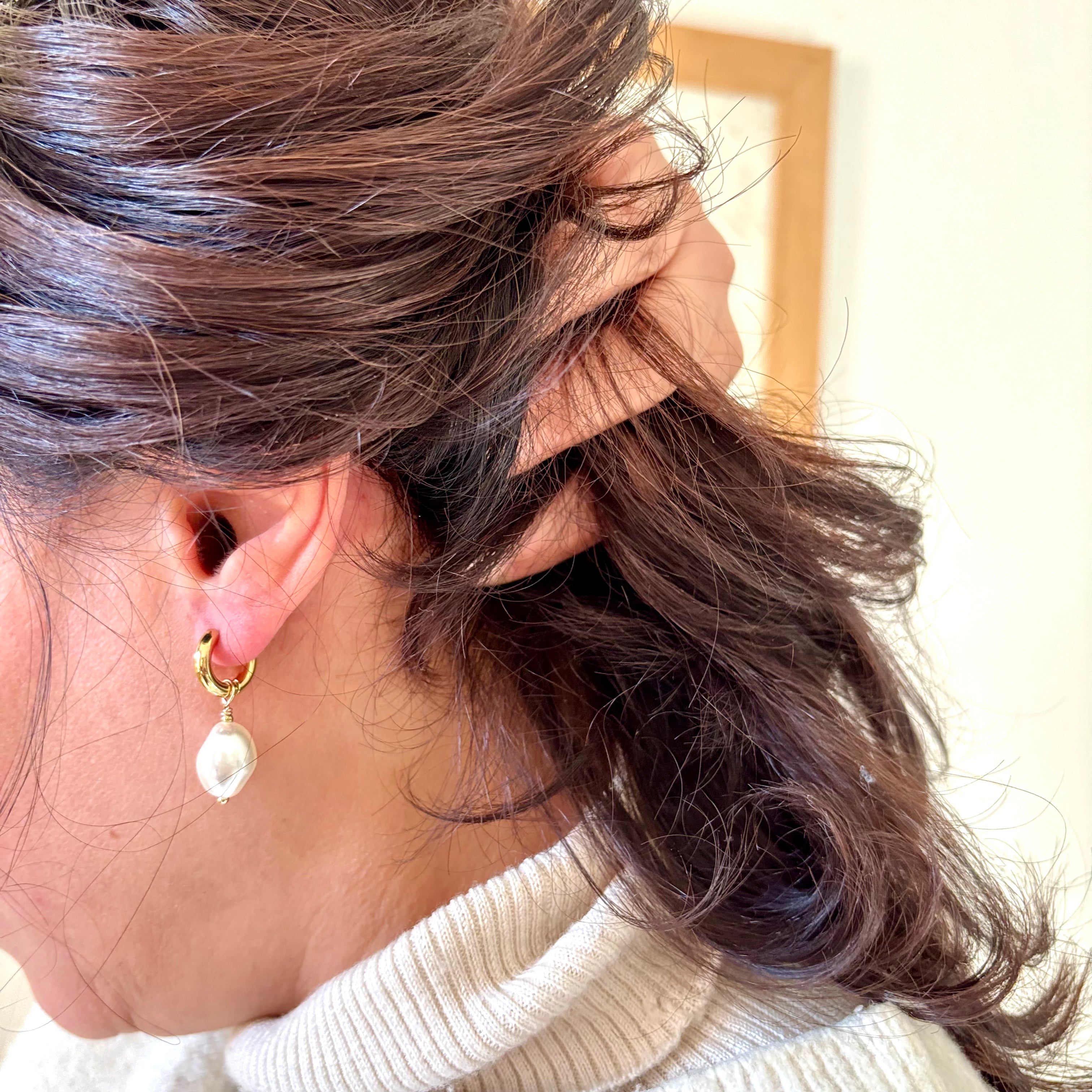 Boucles d'oreilles en acier inoxydable doré avec perle d'eau douce pendante