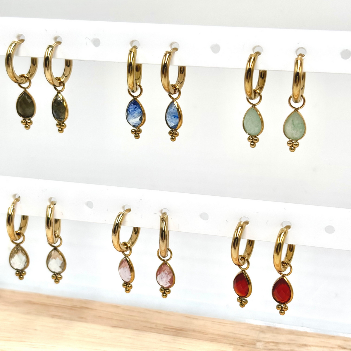 Boucles d'oreilles pendante mini créoles en acier inoxydable doré avec pendentif en forme de goutte en pierre naturelle et 3 petites boules