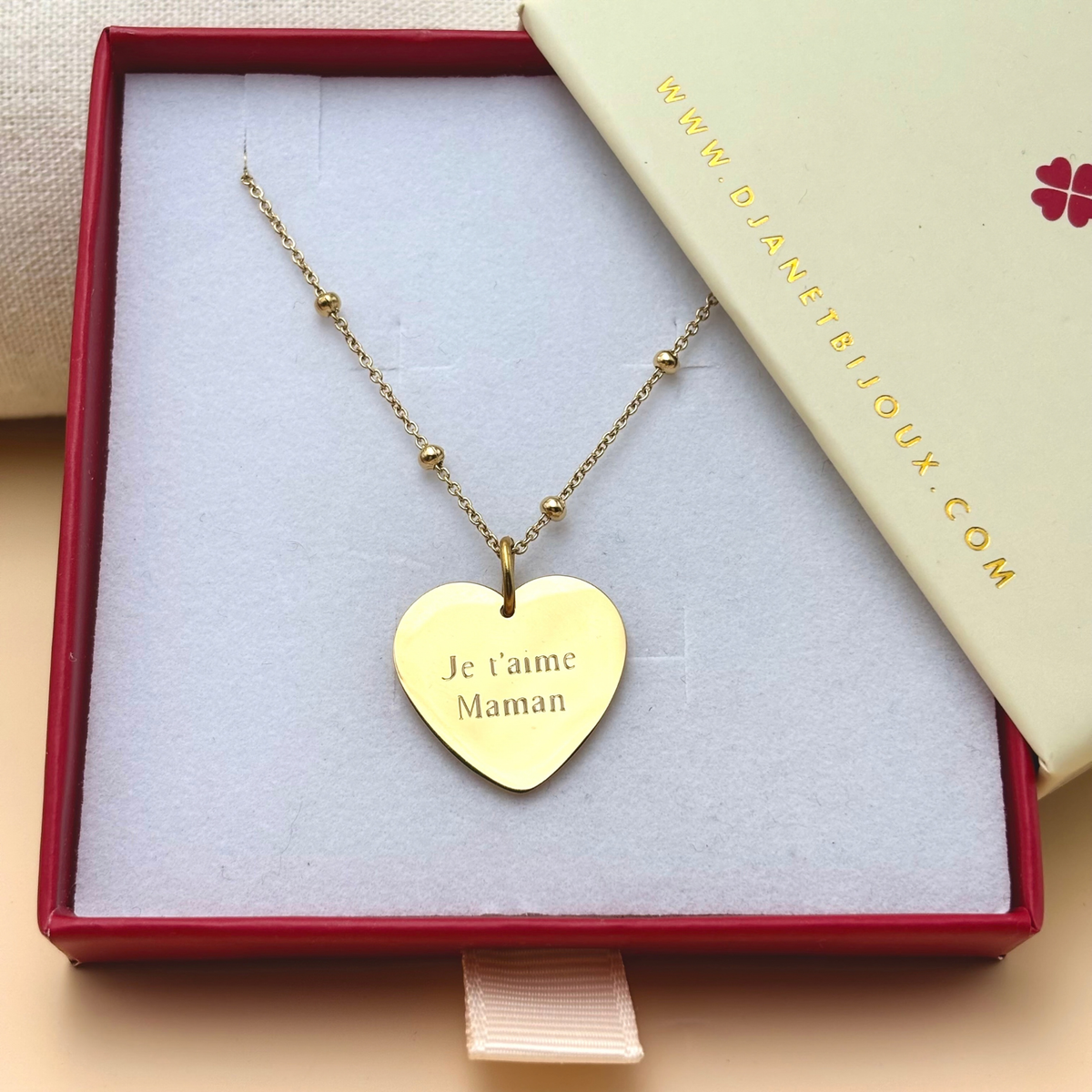 Collier doré à pendentif cœur gravé Je t’aime Maman, présenté dans une boîte cadeau