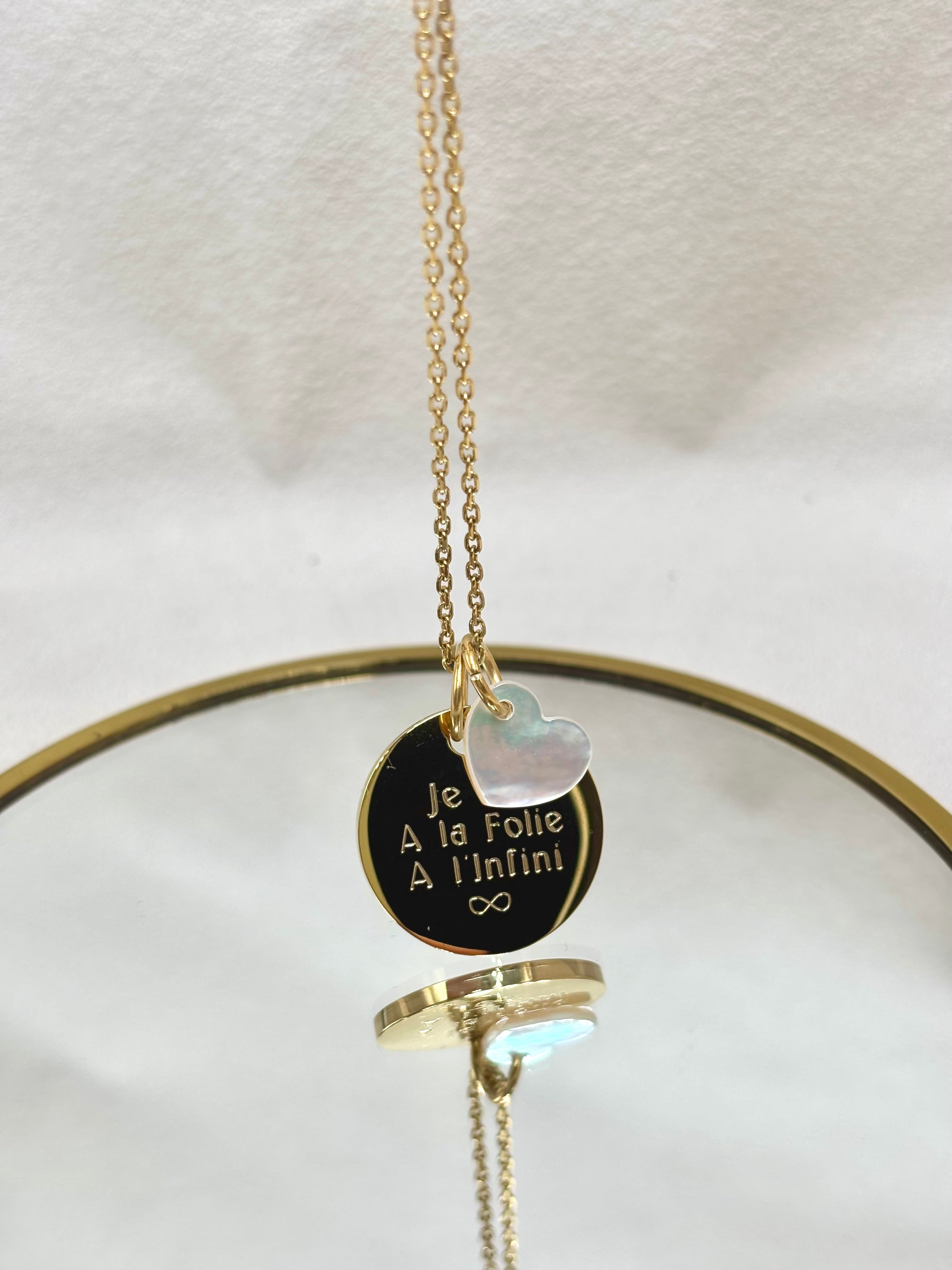 Collier Personnalisé Femme Médaille à Graver doré à l’or fin & Charm Coeur en Nacre - Djanet Bijoux