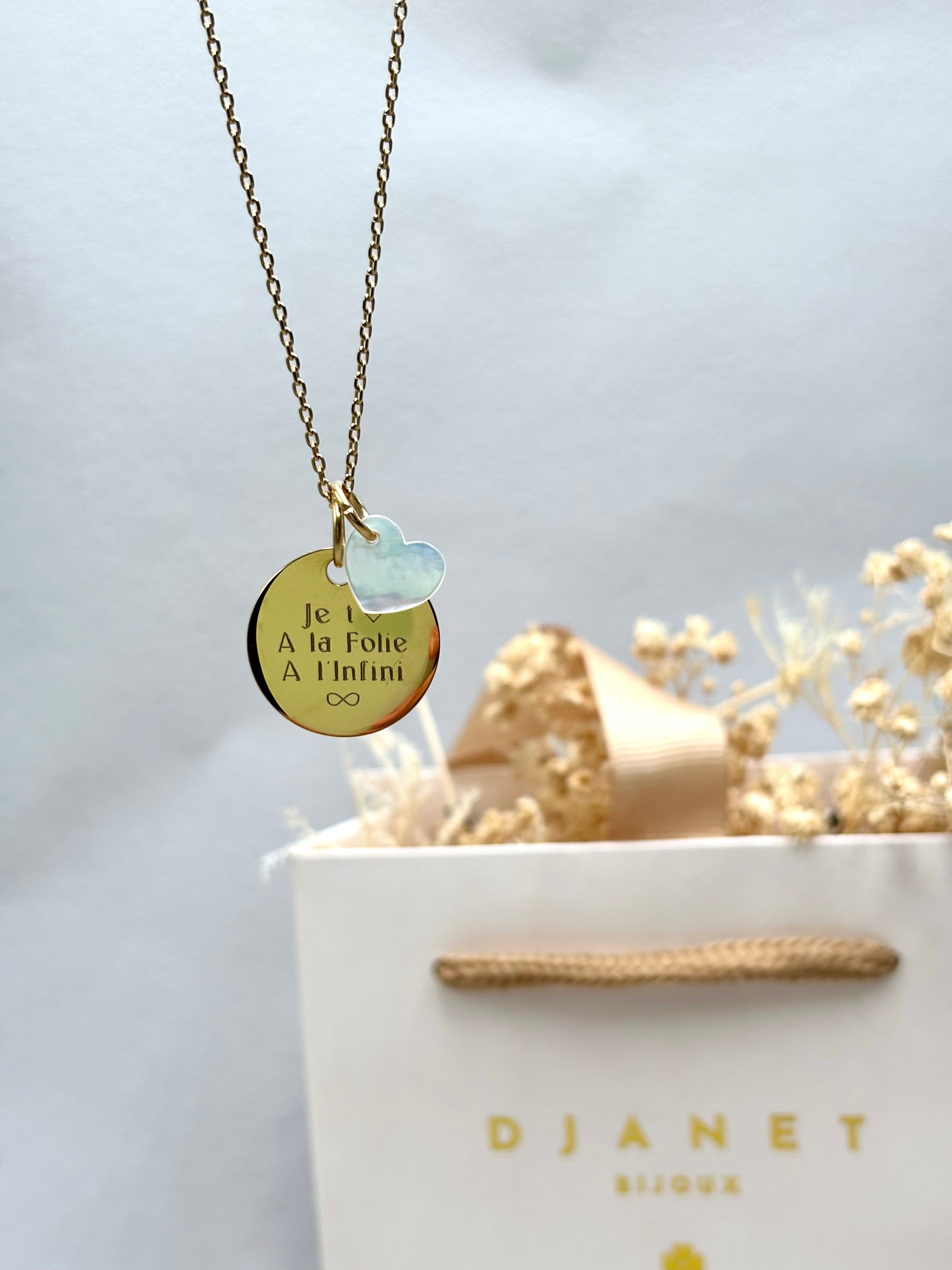 Collier Personnalisé Femme Médaille à Graver doré à l’or fin & Charm Coeur en Nacre - Djanet Bijoux