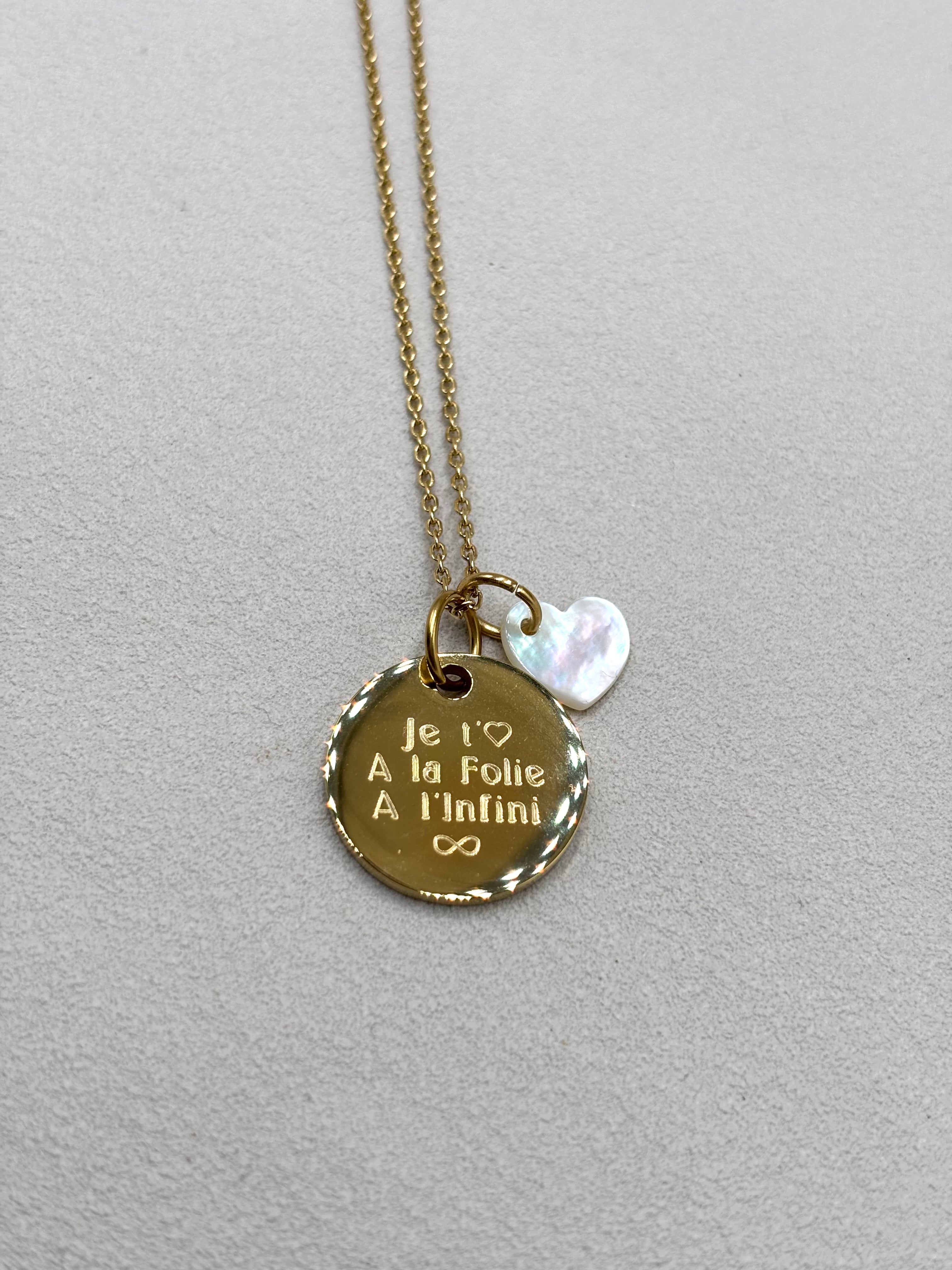 Collier Personnalisé Femme Médaille à Graver doré à l’or fin & Charm Coeur en Nacre - Djanet Bijoux