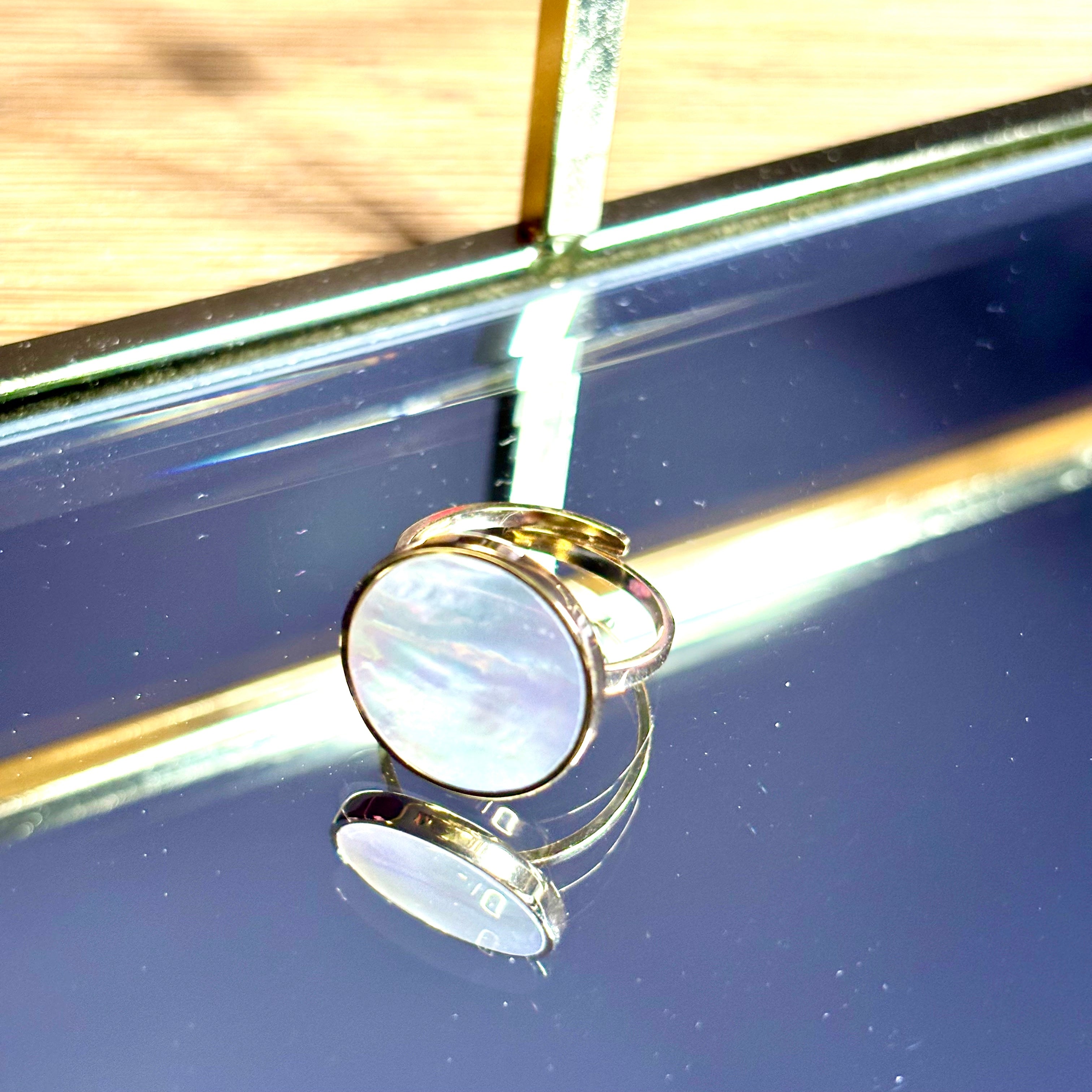 Bague Margot anneau en acier inoxydable doré orné d'une nacre sertie