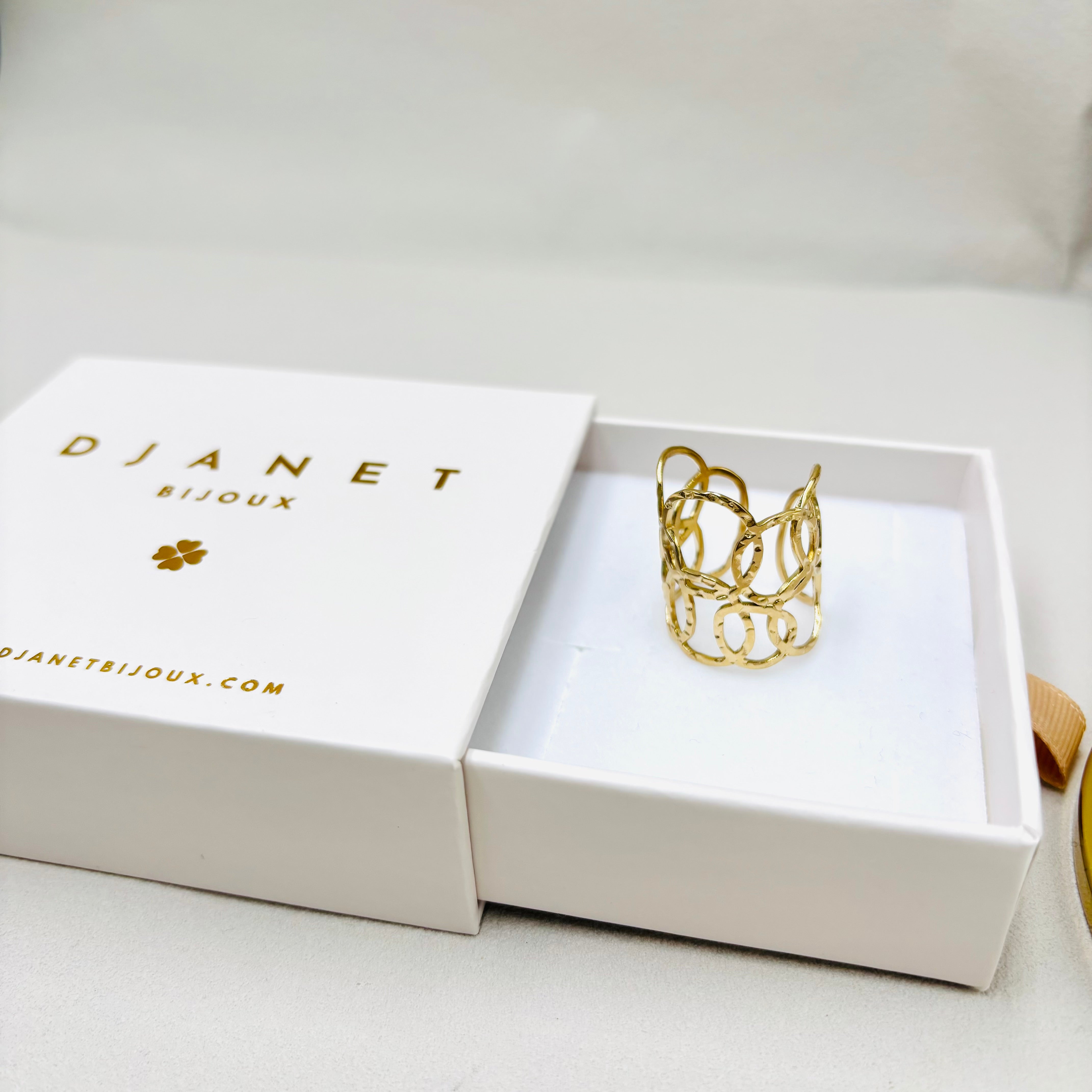 Bague large en acier inoxydable dore ajustable avec cercles ajourés