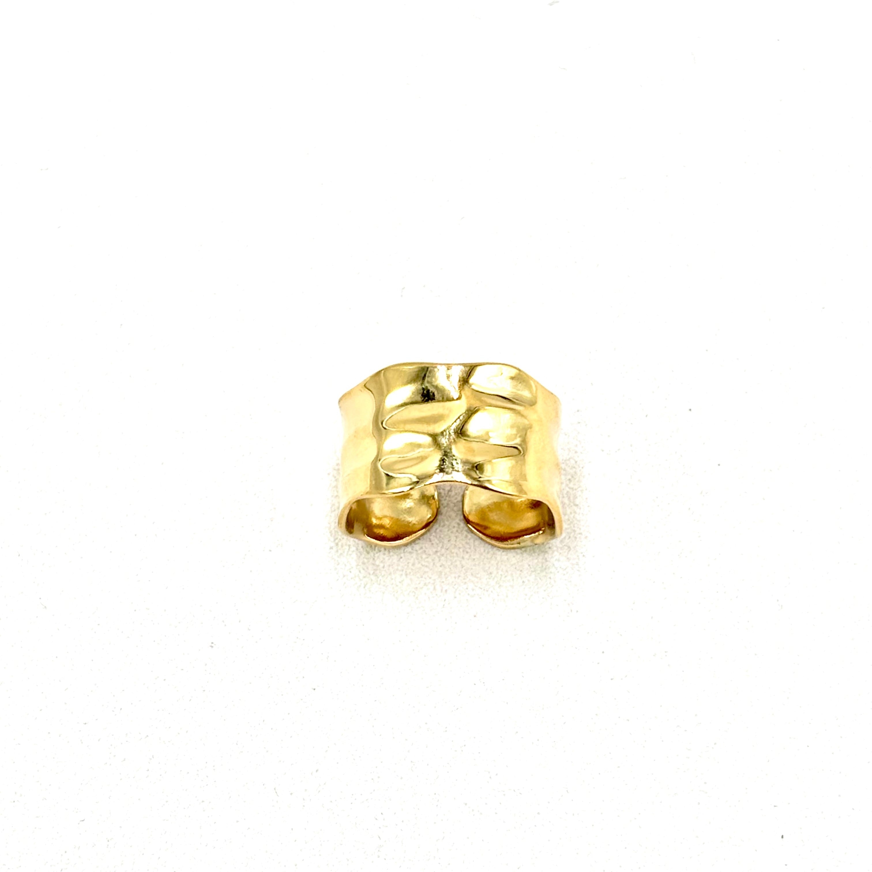 Bague en acier doré large ouverte et martelée ondulée