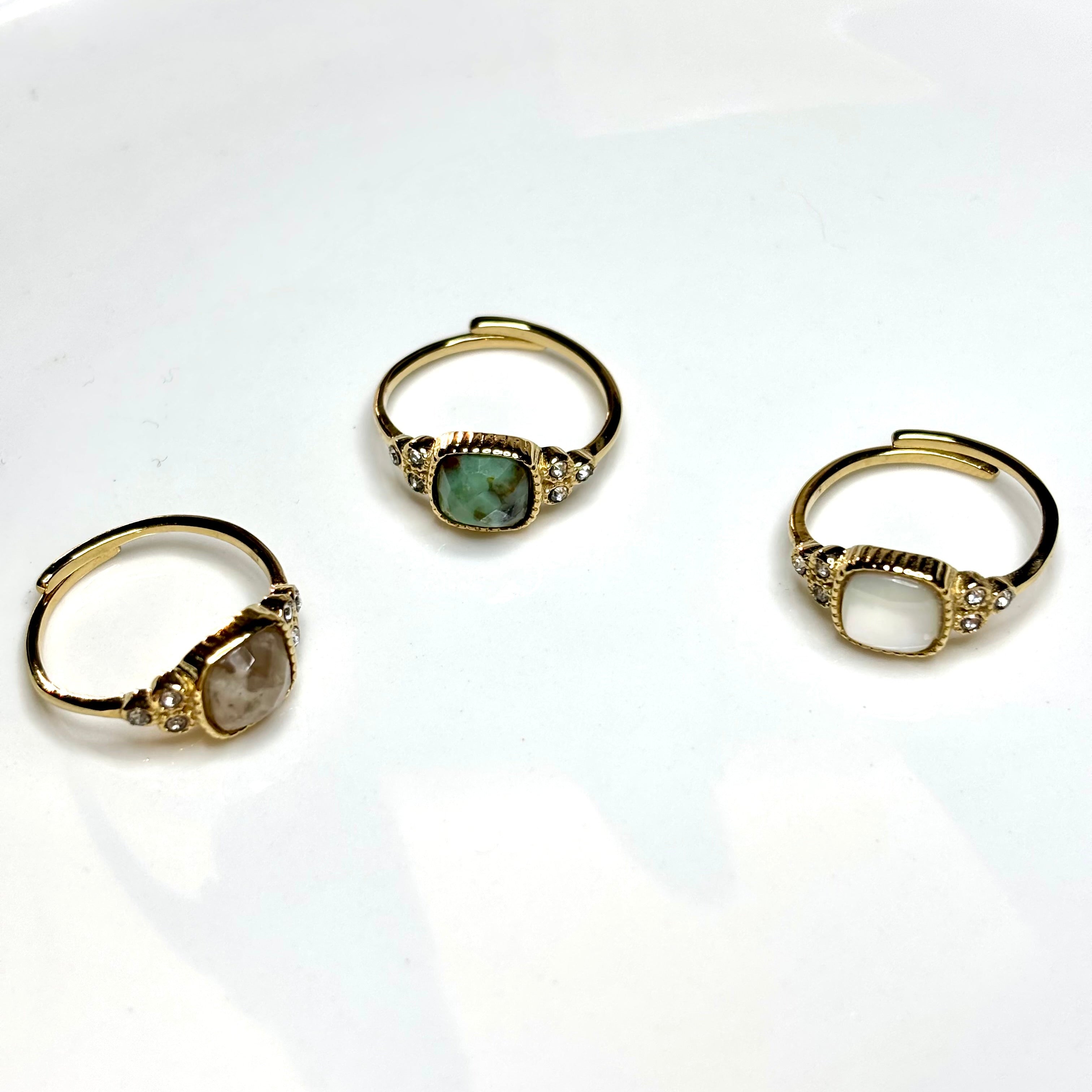 3 bagues pierre naturelle en acier doré avec 3 petits cristaux sertis de chaque côté