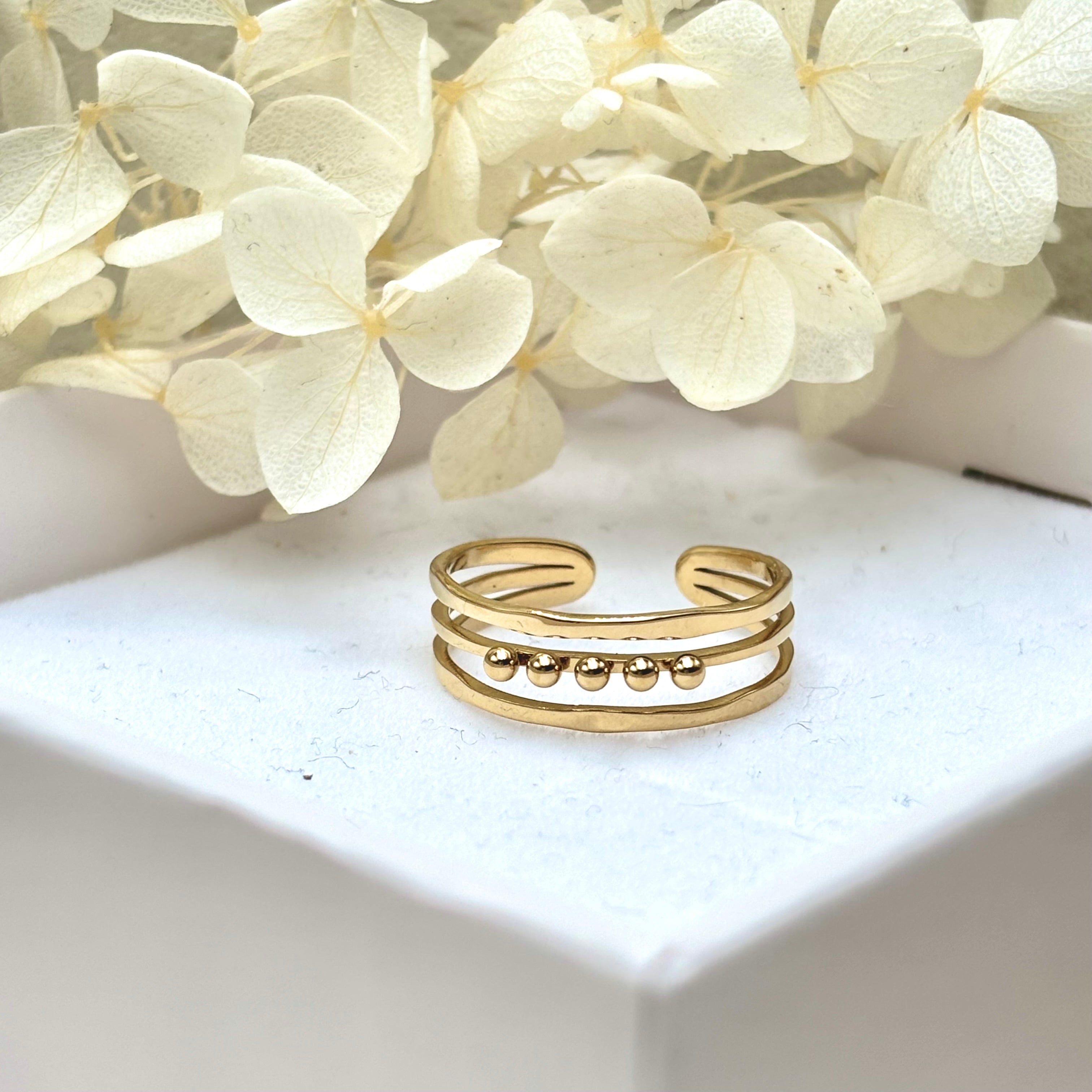 Bague en acier doré ajustable 3 rangées d'anneaux dont un surmonté de mini billes