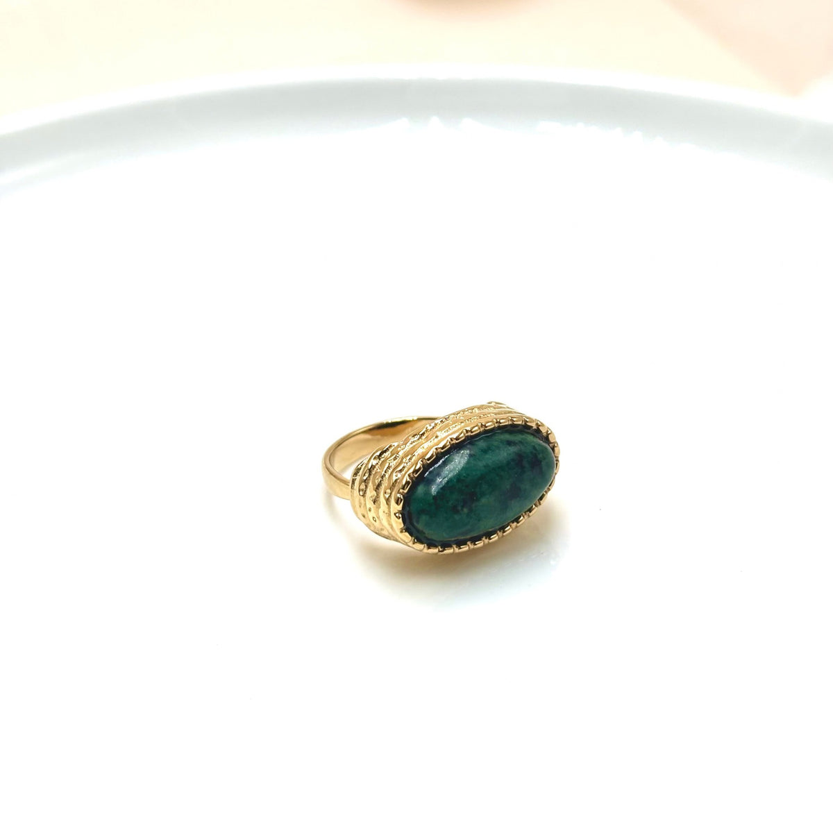 Bague chevalière femme ajustable style vintage jaspe verte ovale et acier doré travaillé