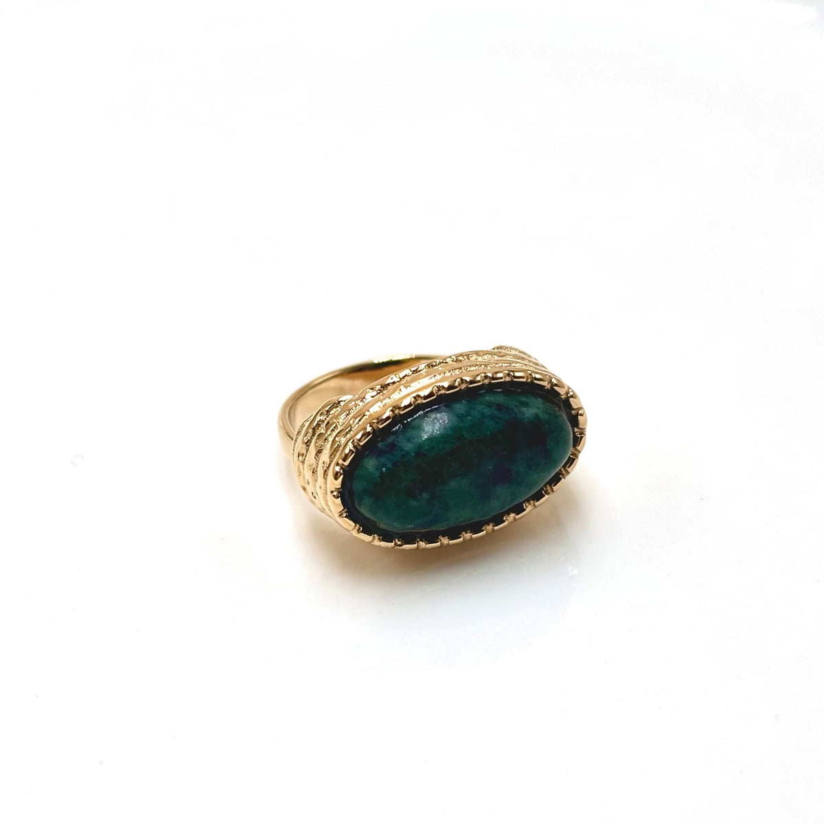 Bague chevalière femme en pierre naturelle jaspe vert, monture large dorée et taille ajustable