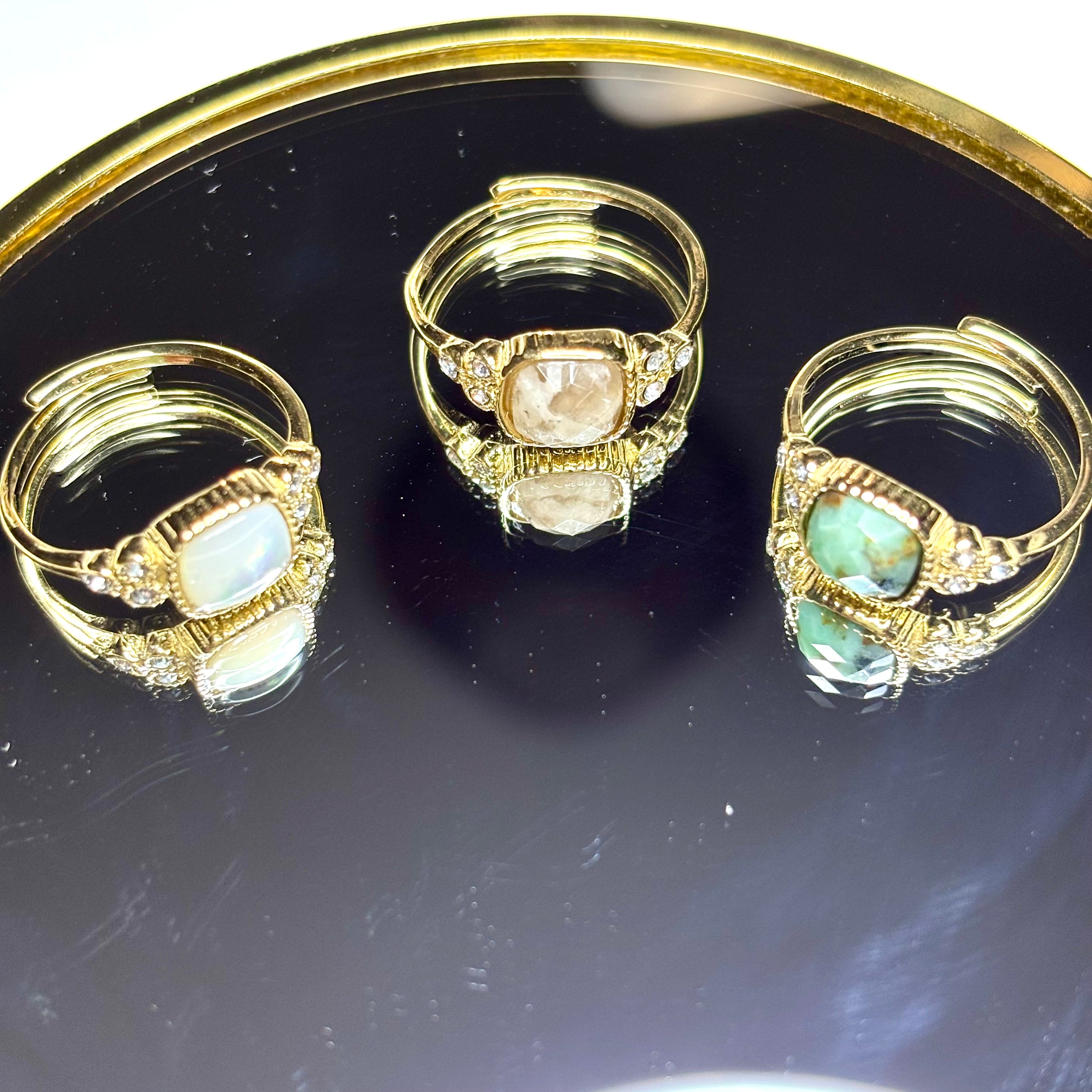 Bague doré avec turquoise africaine, nacre jaspe paysage et cristaux