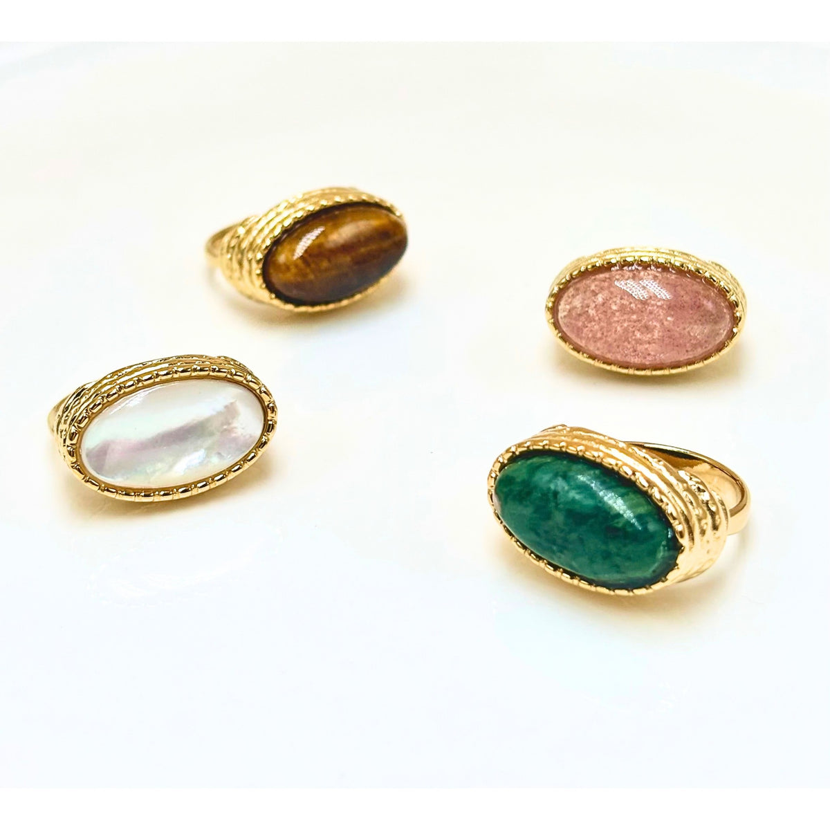Bagues chevalières femme en pierre naturelle ovale oeil du tigre, nacre, jaspe verte et quartz rose et acier inoxydable doré