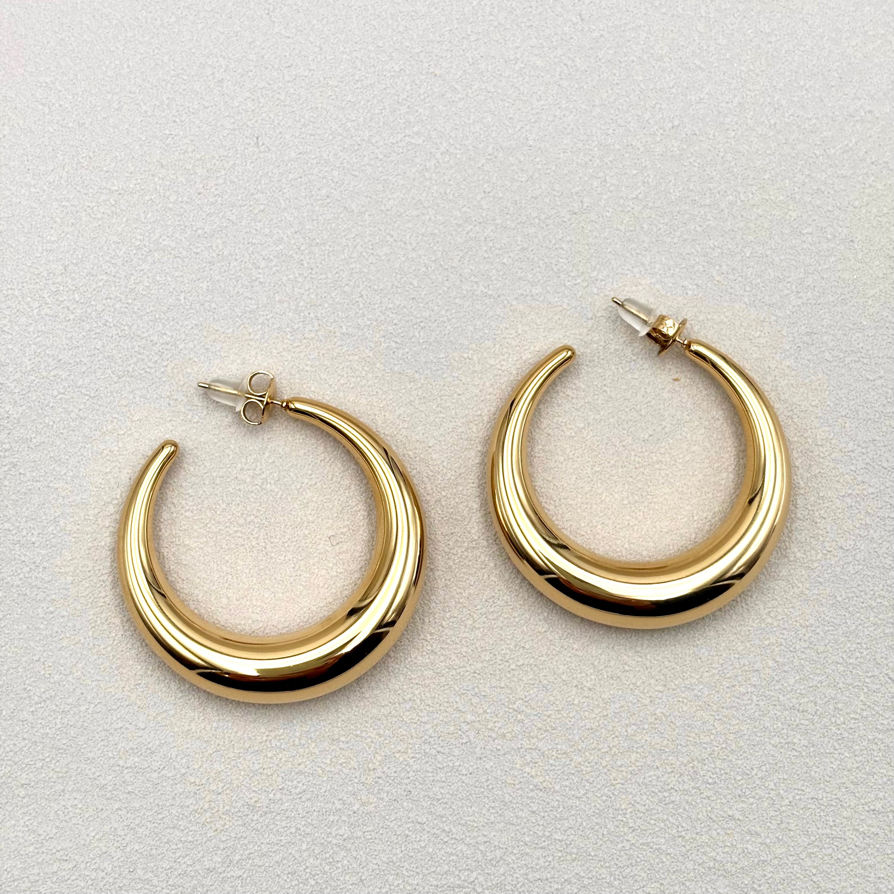 BO Créoles croissant de lune en acier inoxydable doré sur fond neutre