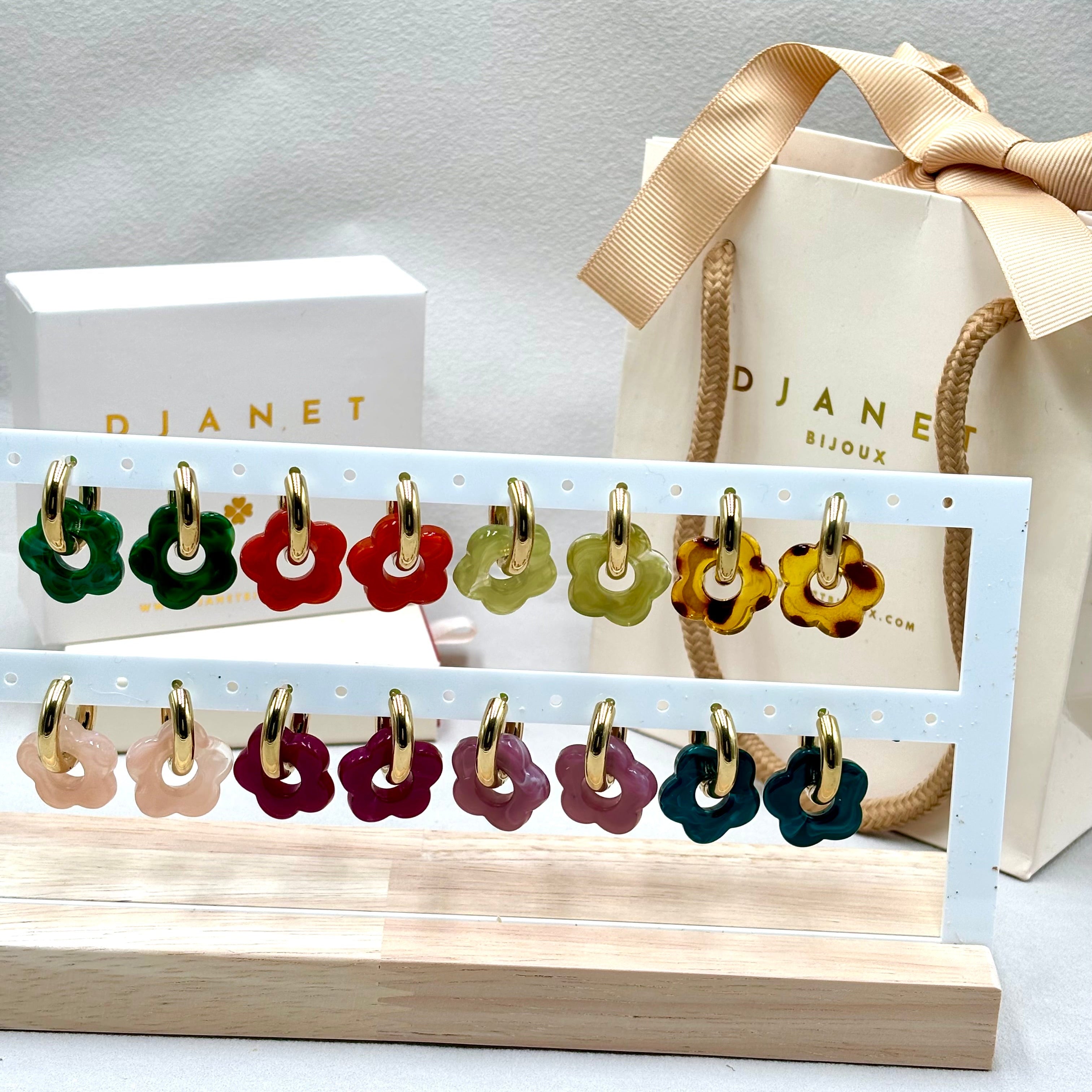 Boucles d'oreilles créoles en acier doré orné d'une fleur en acétate coloré