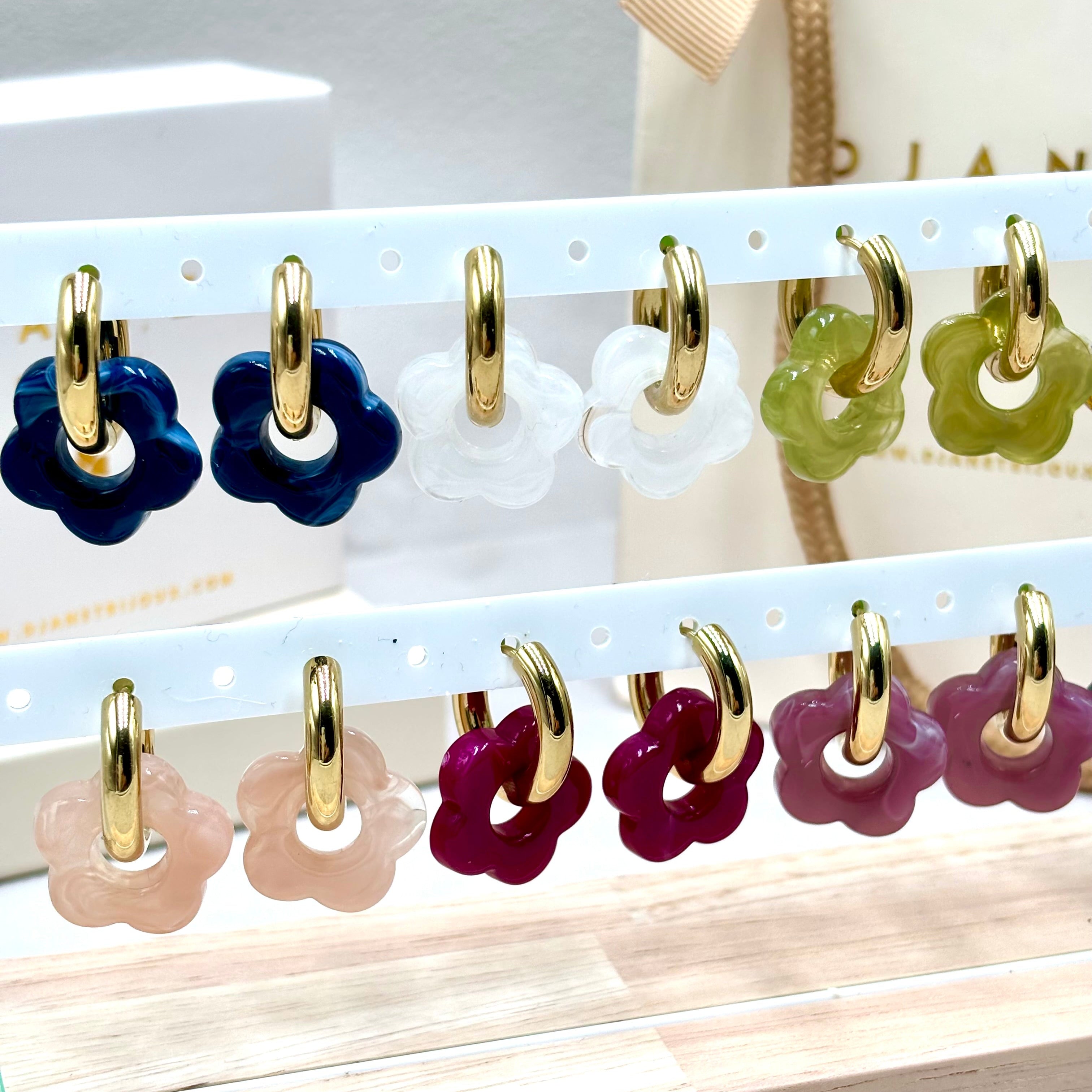 Boucles d'oreilles créoles en acier doré orné d'une fleur en acétate coloré