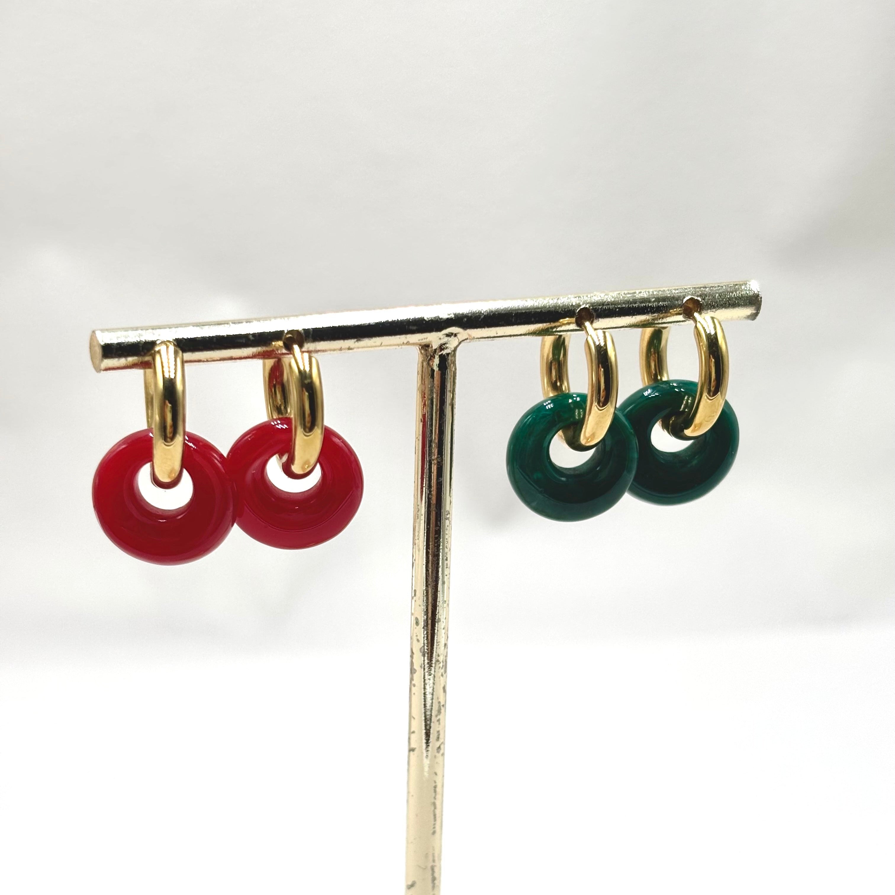 Boucles d'oreilles mini créoles en acier inoxydable doré en acétate couleur rouge et vert sur présentoir