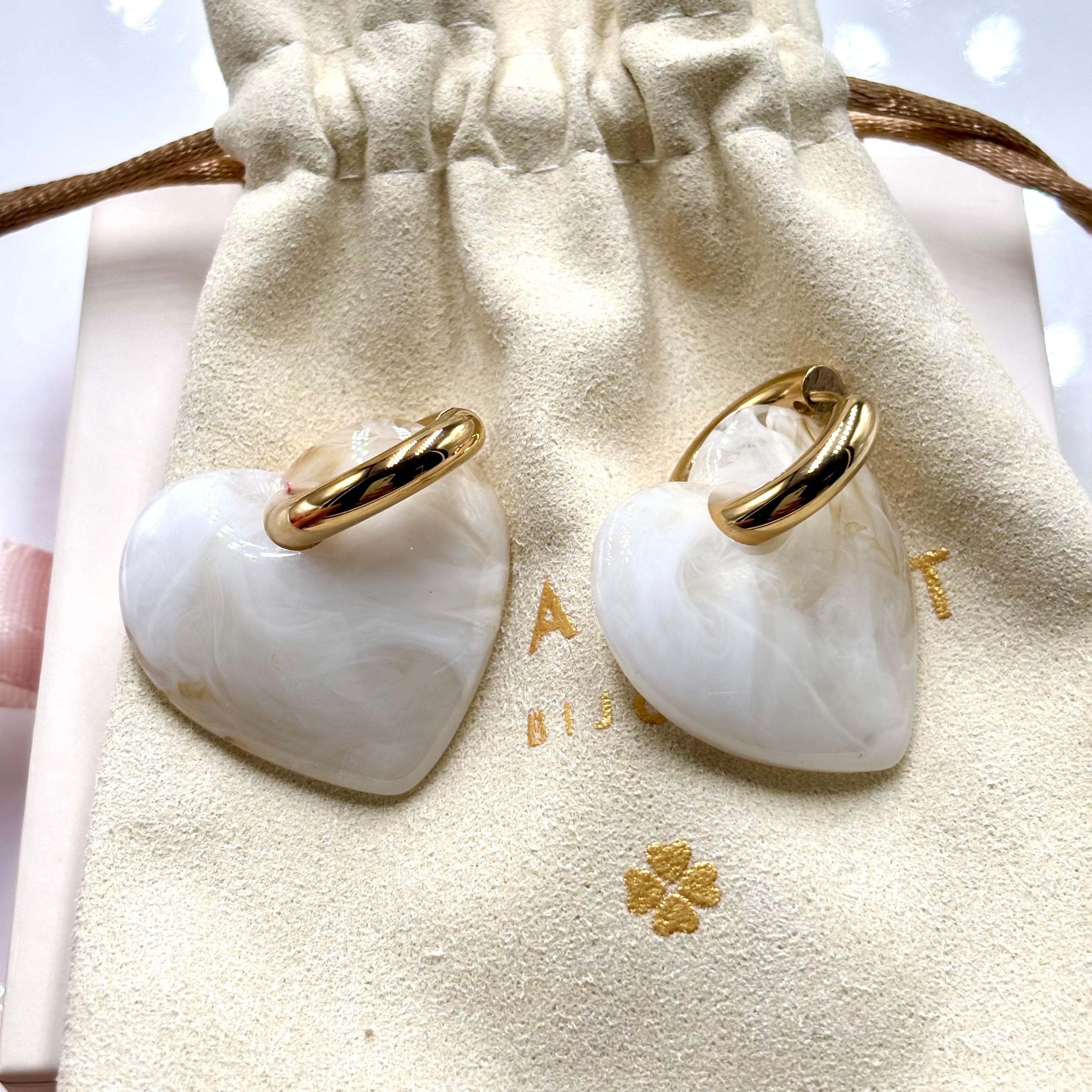 Boucles d'oreilles créoles en acier doré et coeur blanc ivoire en acetate sur pochon Djanet Bijoux