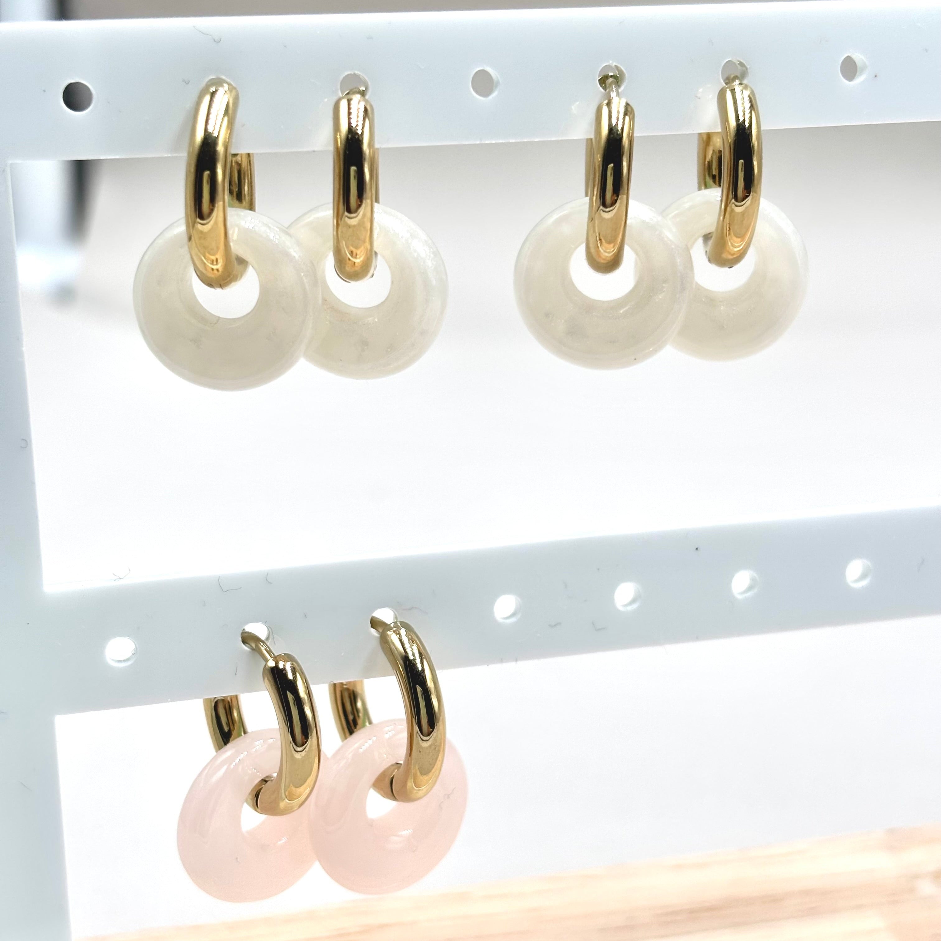 Boucles d'oreilles mini créoles en acier inoxydable doré et donuts en acetate blanc