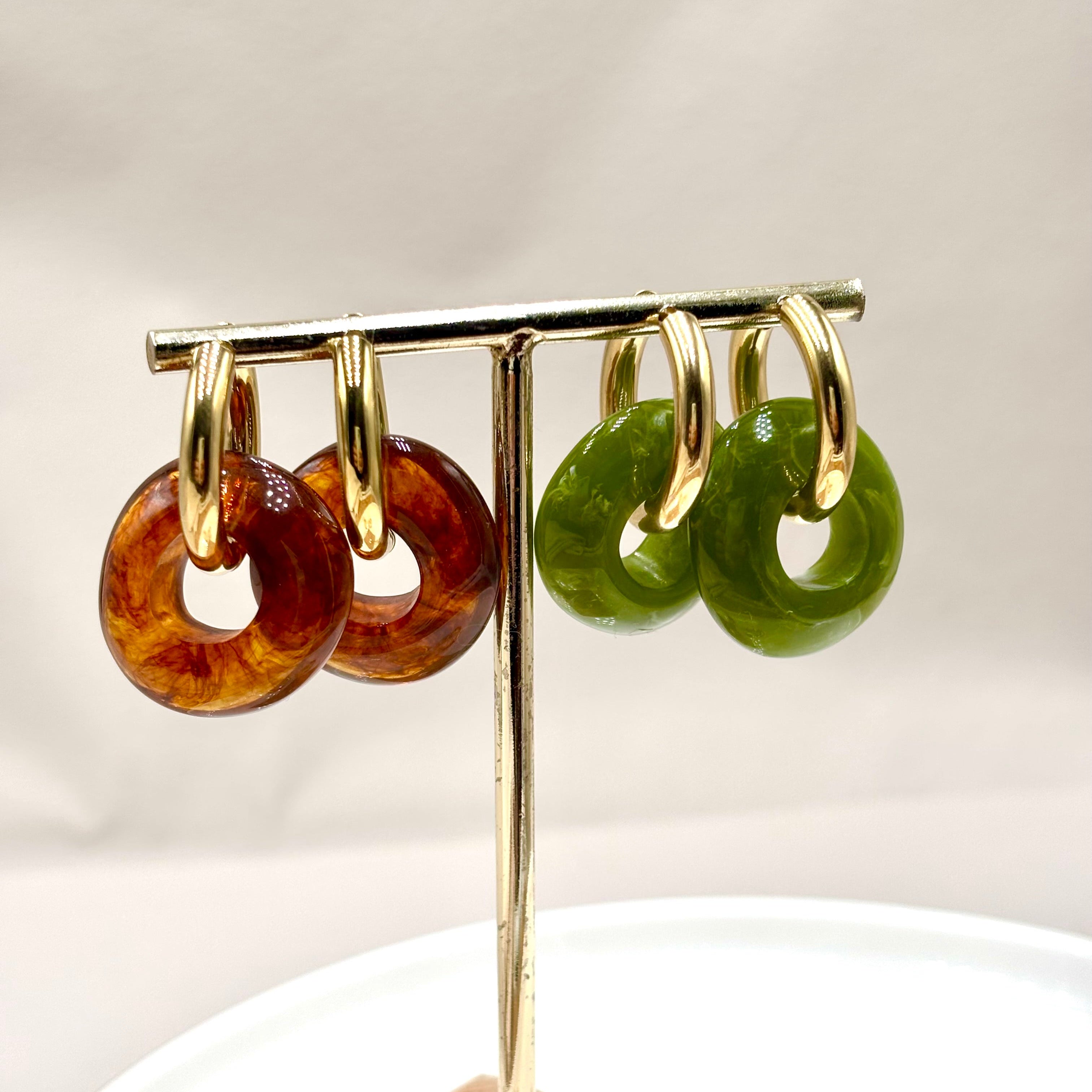 Boucles d'oreilles créoles en acier inoxydable doré et anneaux pendants en forme de donut en acétate coloré vert kaki et marron