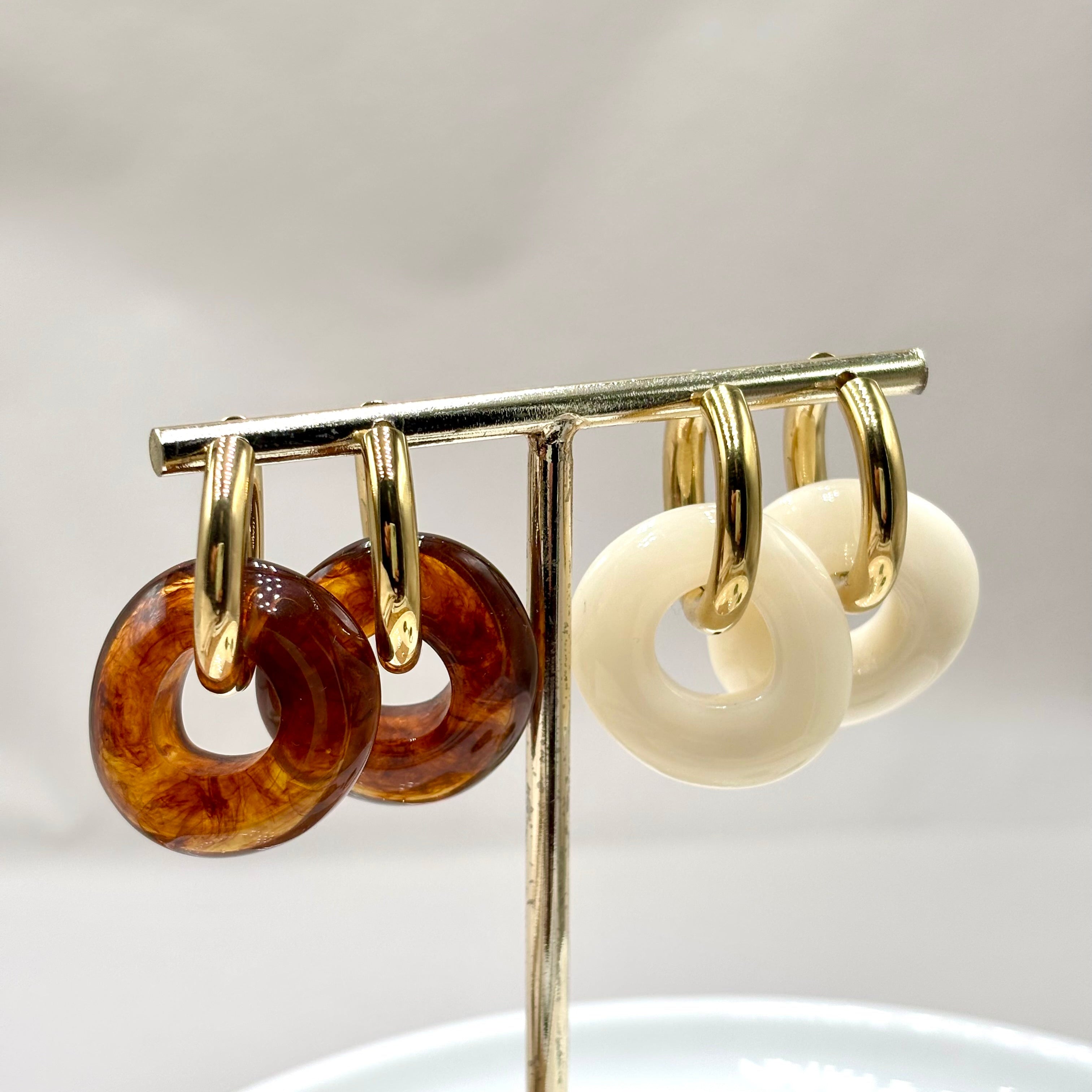 Boucles d'oreilles créoles en acier inoxydable doré et anneaux pendants en forme de donut en acétate coloré blanc ivoire et marron