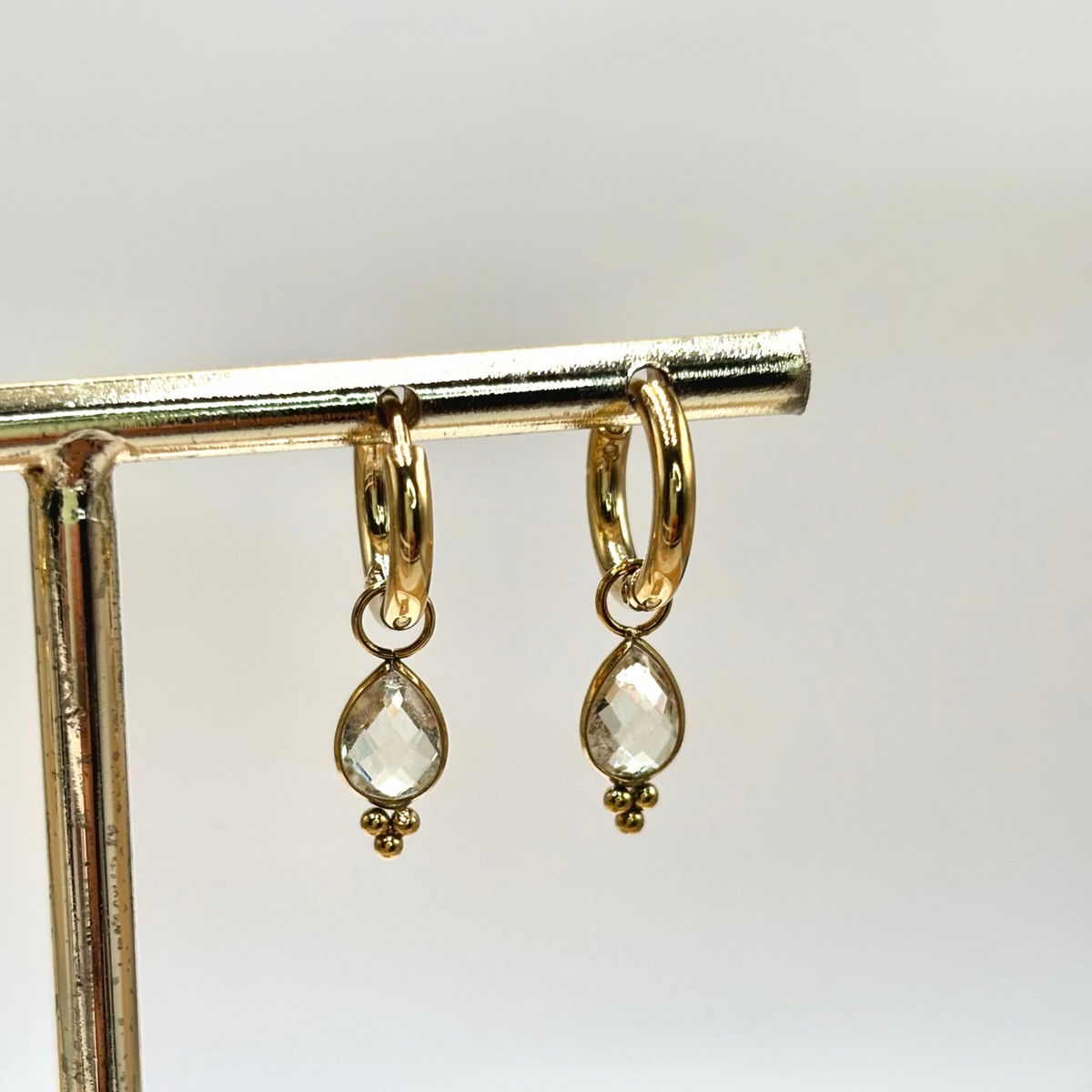 Boucles d'oreilles mini créoles dorées goutte agate fumée