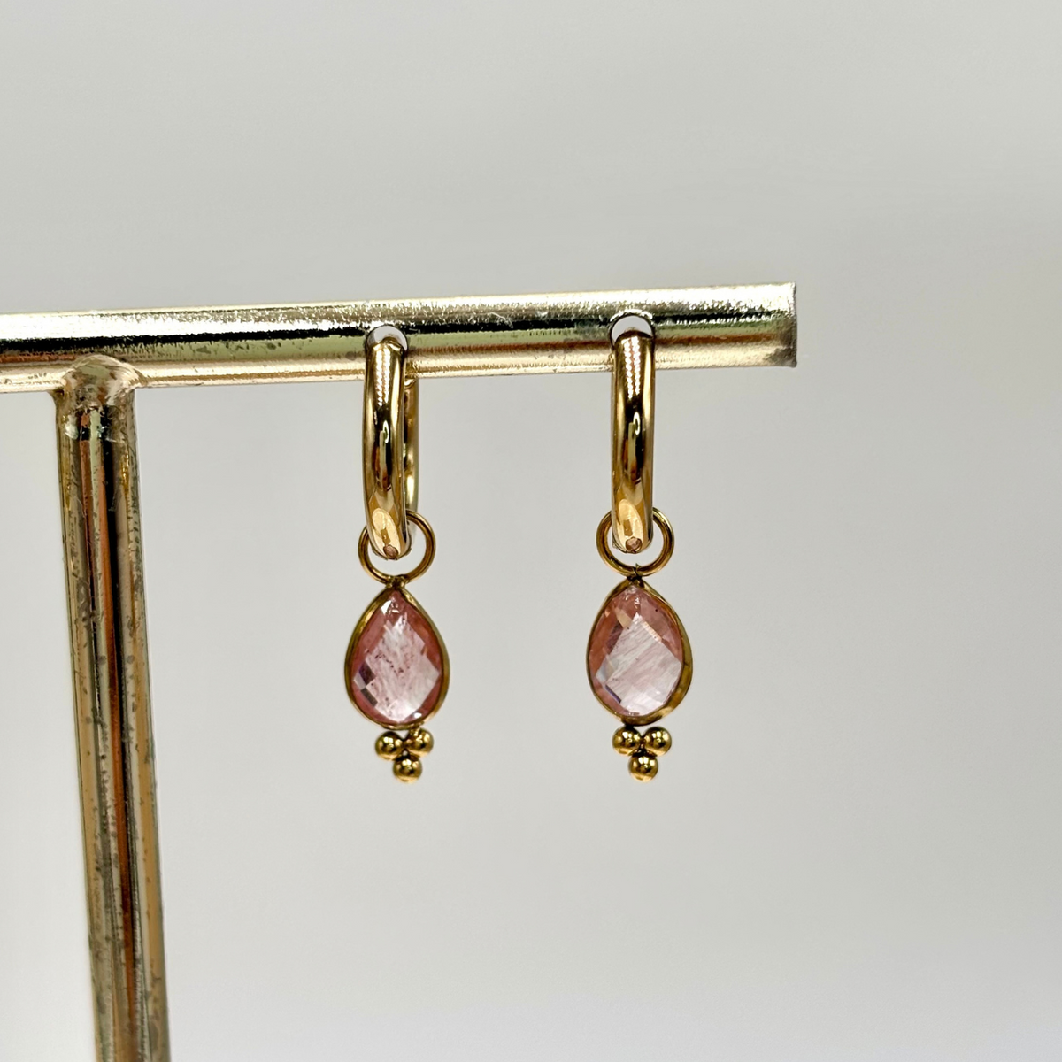 Boucles d'oreilles mini créoles dorées goutte agate rose