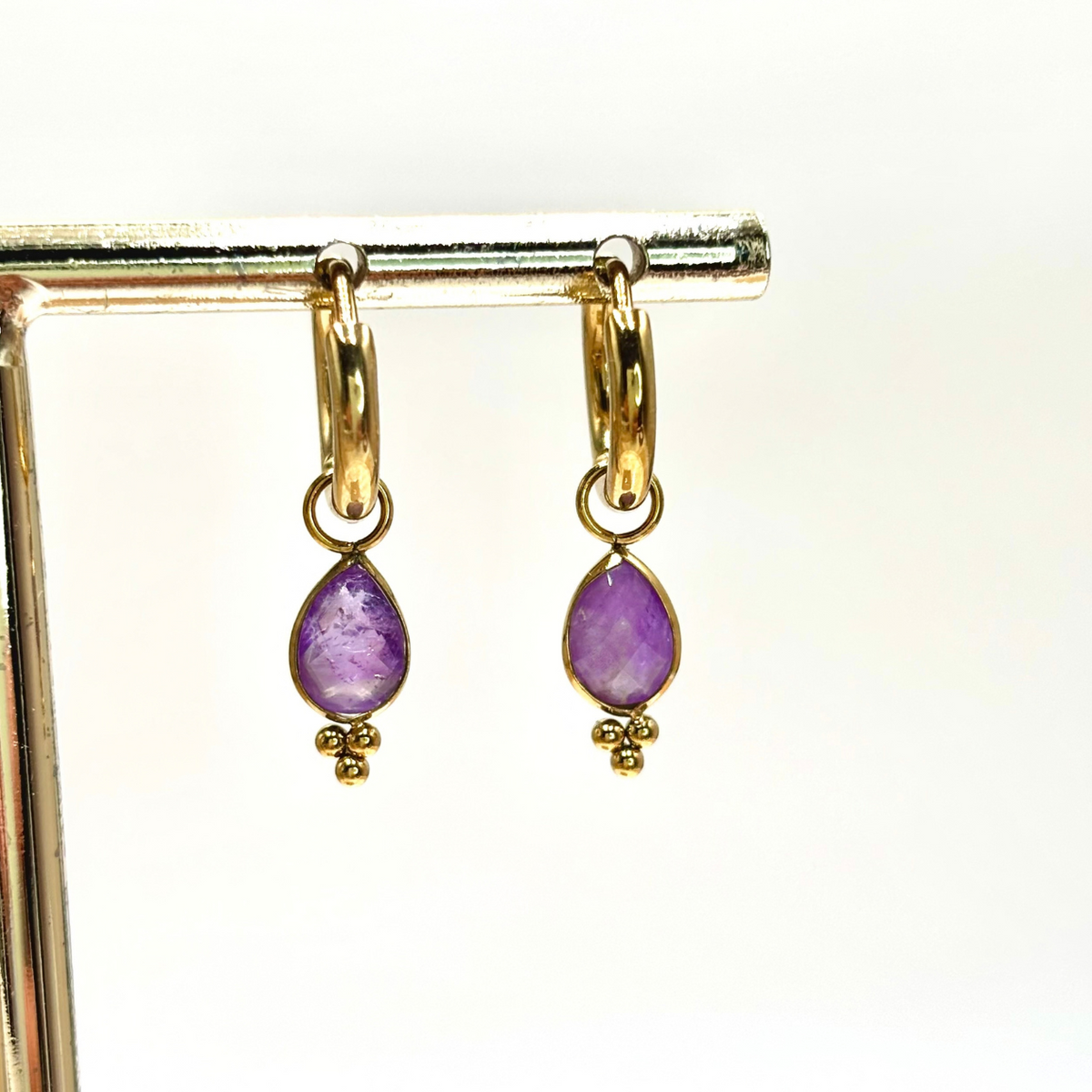 Boucles d'oreilles mini créoles dorées goutte améthyste