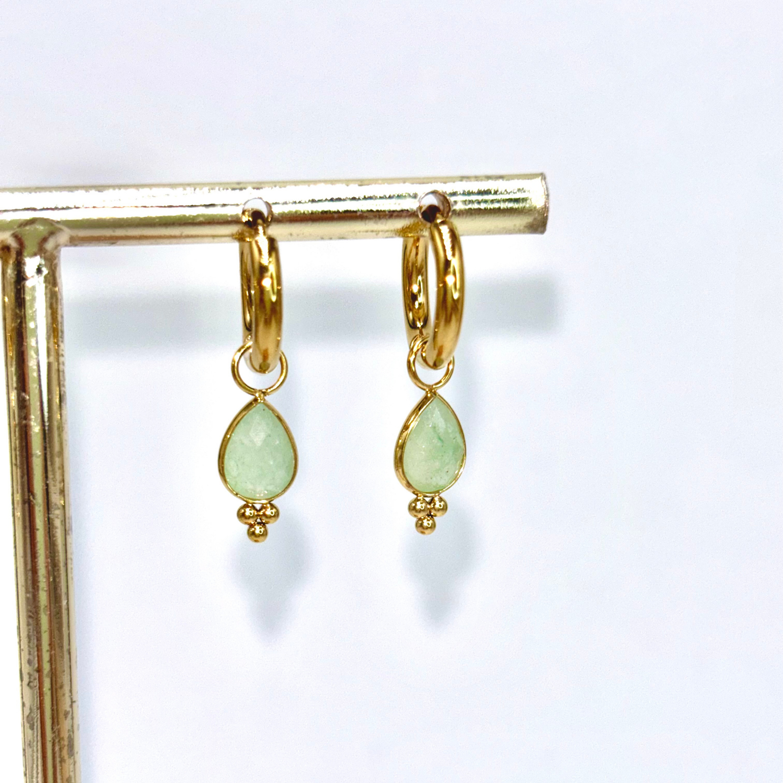 Boucles d'oreilles pendante goutte aventurine sur présentoir