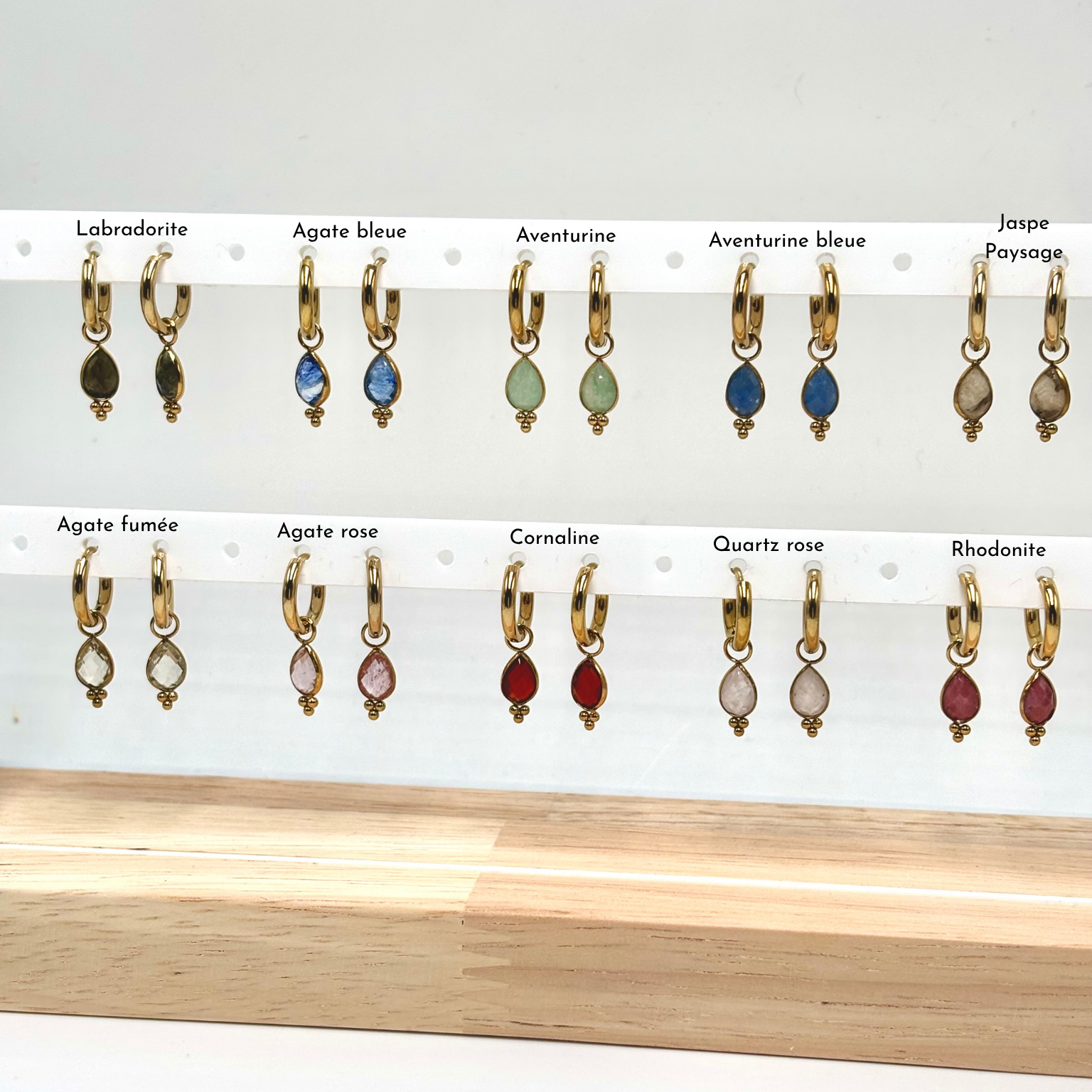 Boucles d'oreilles goutte pierres naturelles sur présentoir djanet bijoux