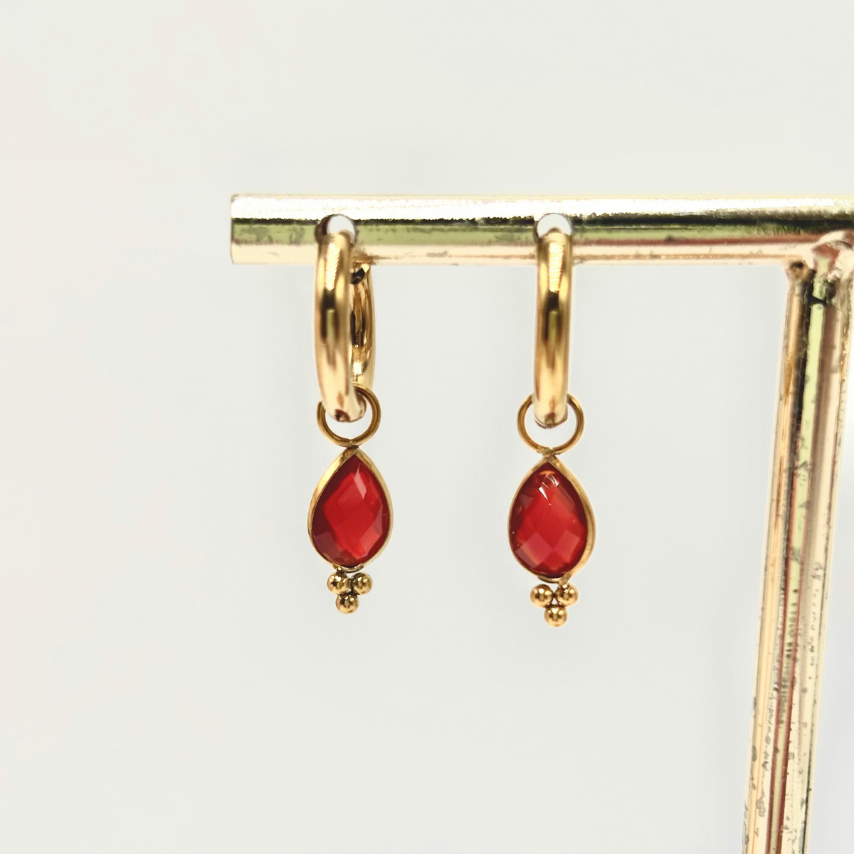 Boucles d'oreilles mini créoles dorées pierre naturelle goutte cornaline bille
