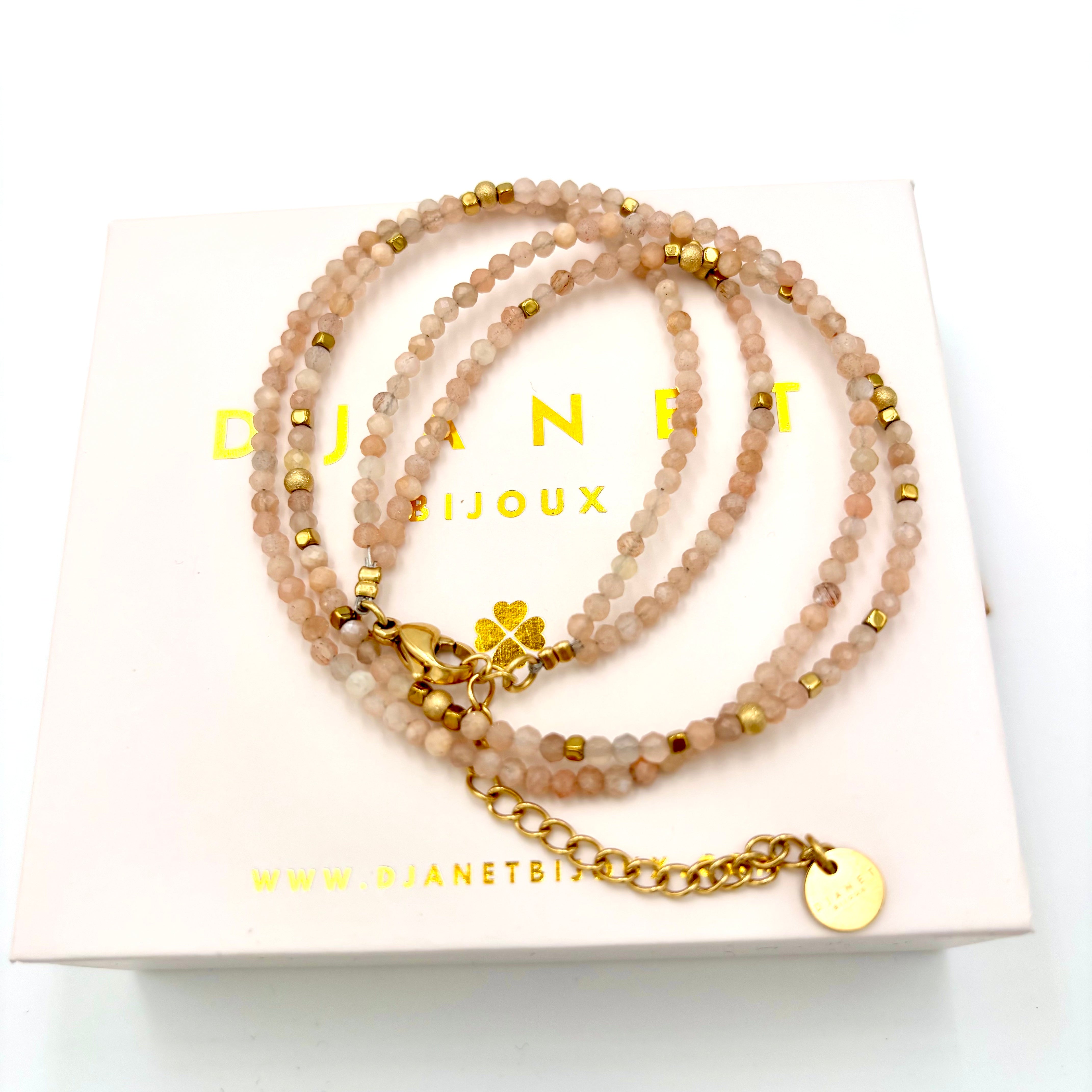 Bracelet multirangs acier inoxydable doré à l'or fin et pierres de soleil sur boite cadeau Djanet Bijoux