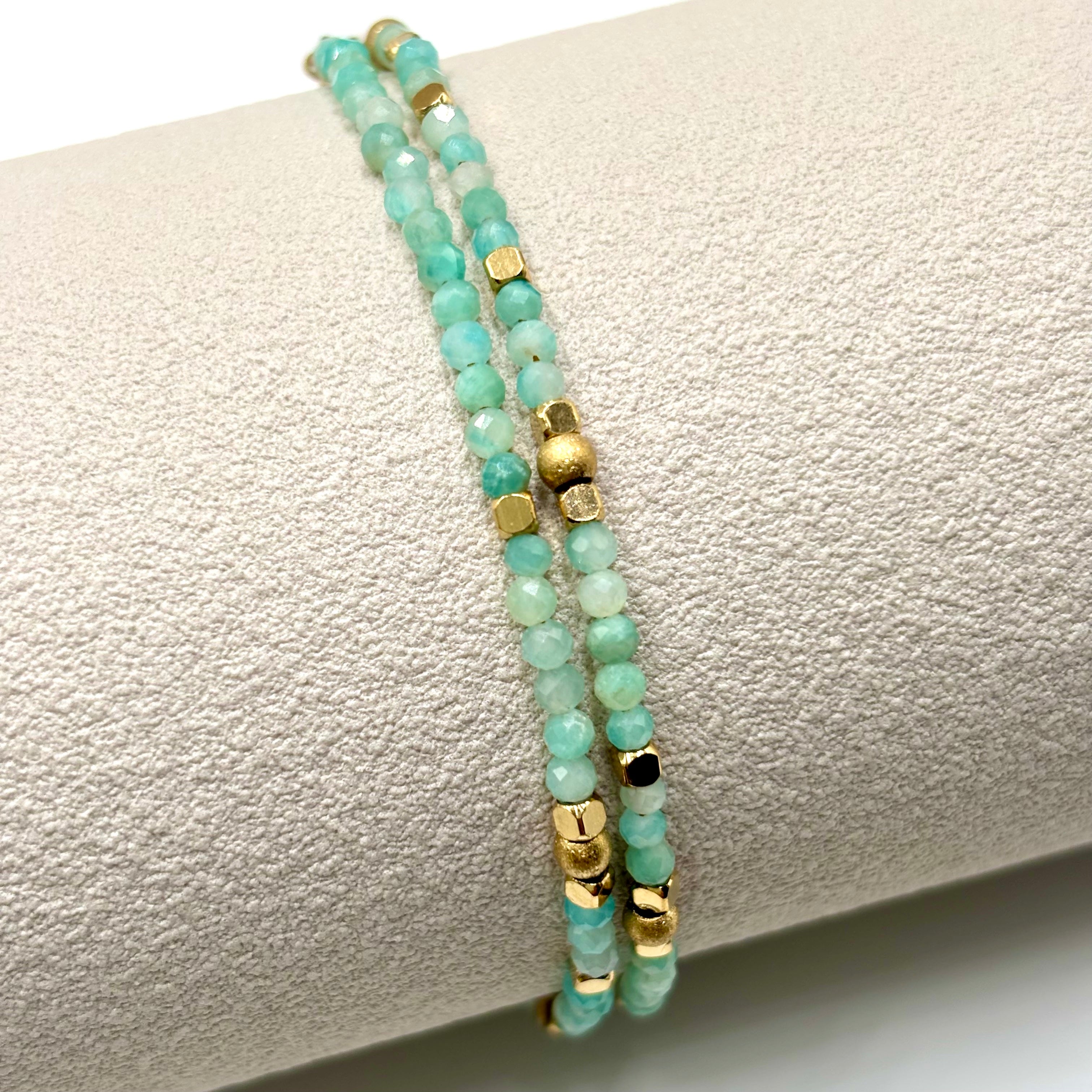 Bracelet en pierre naturelle amazonite et hématites dorées et acier inoxydable doré