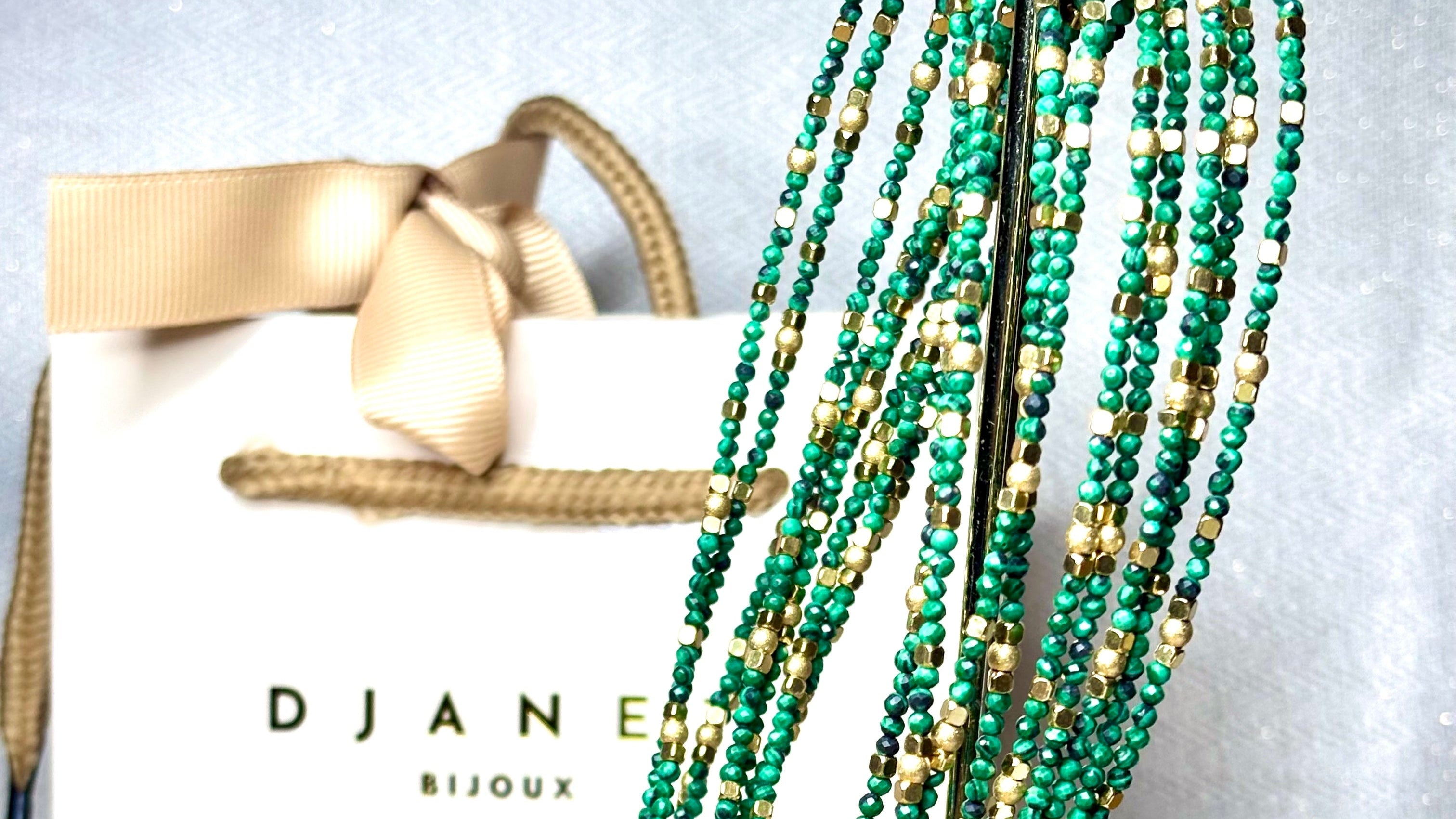 Bracelet malachite acier doré sur support avec sac cadeau en fond