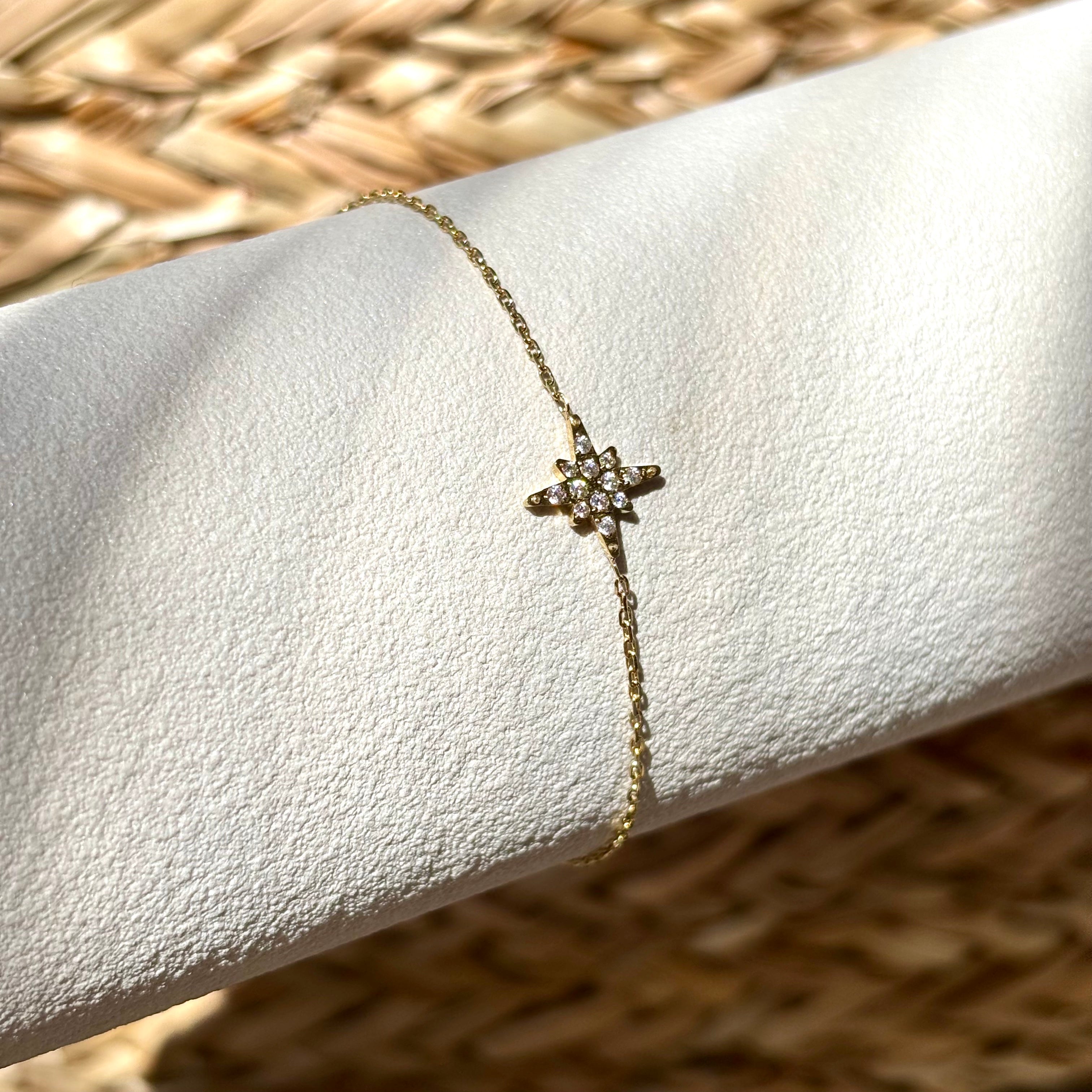 Bracelet fin orné d'une étoile polaire en acier inoxydable doré à l'or fin serti d'oxydes de zirconium