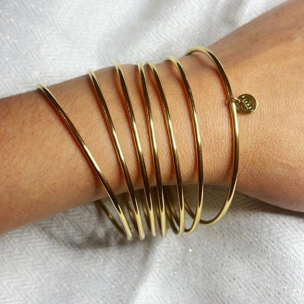 Semainier sept bracelets en acier inoxydable doré à l'or fin