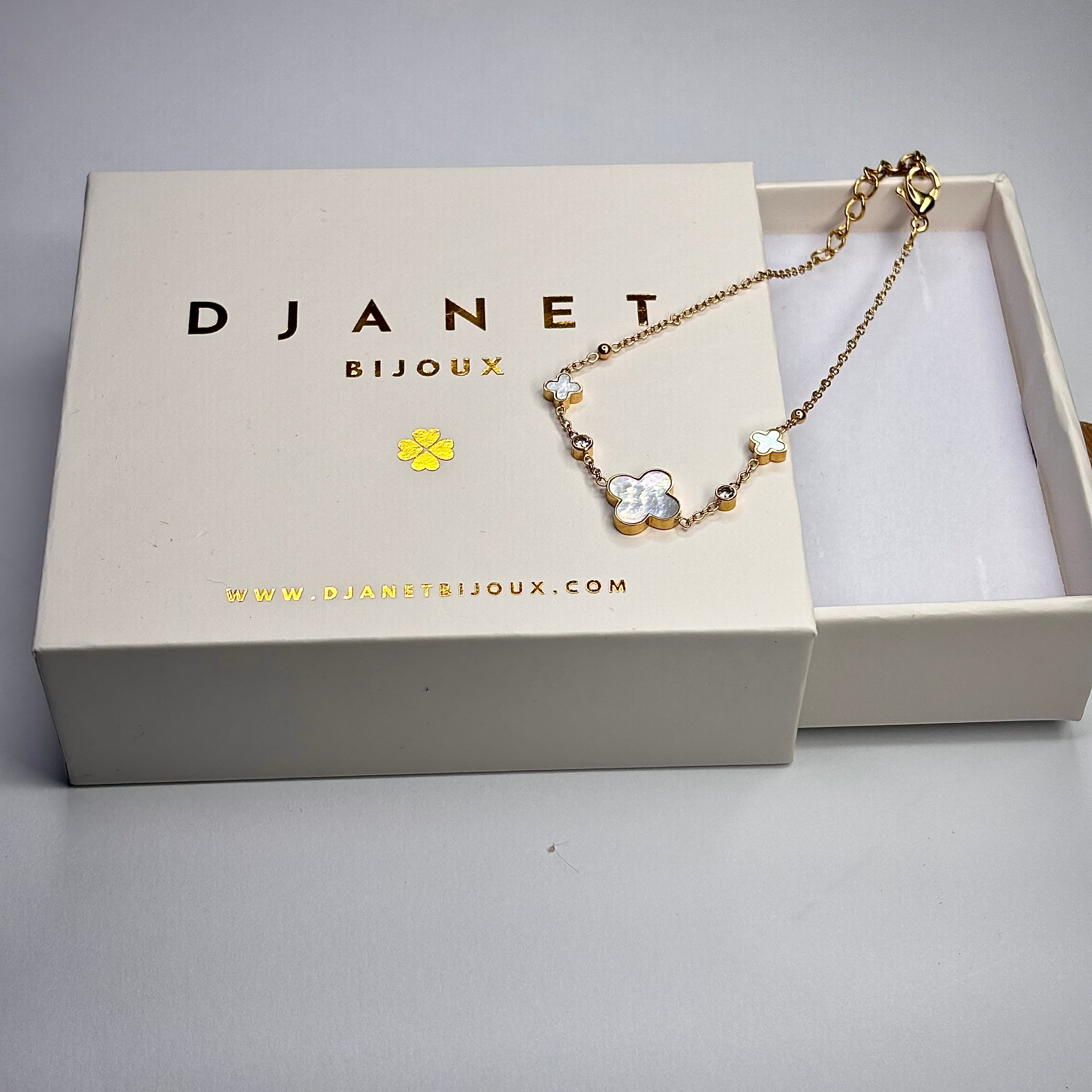 Bracelet en acier inoxydable doré 3 trèfles nacre et 2 zirconium présenté sur boite cadeau Djanet Bijoux