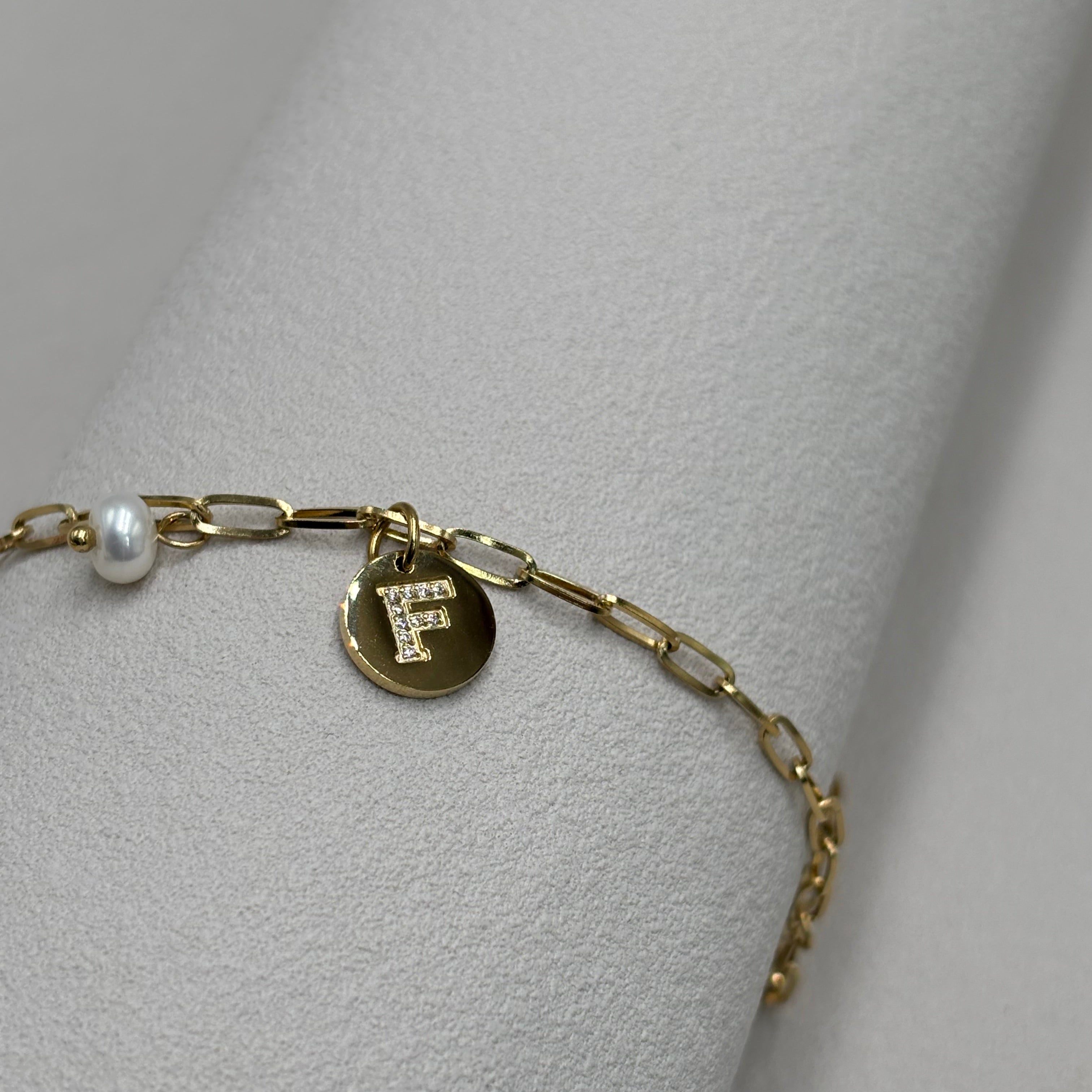 Bracelet chaine maille en acier inoxydable doré avec charms perle d'eau douce et lettre zirco gravée