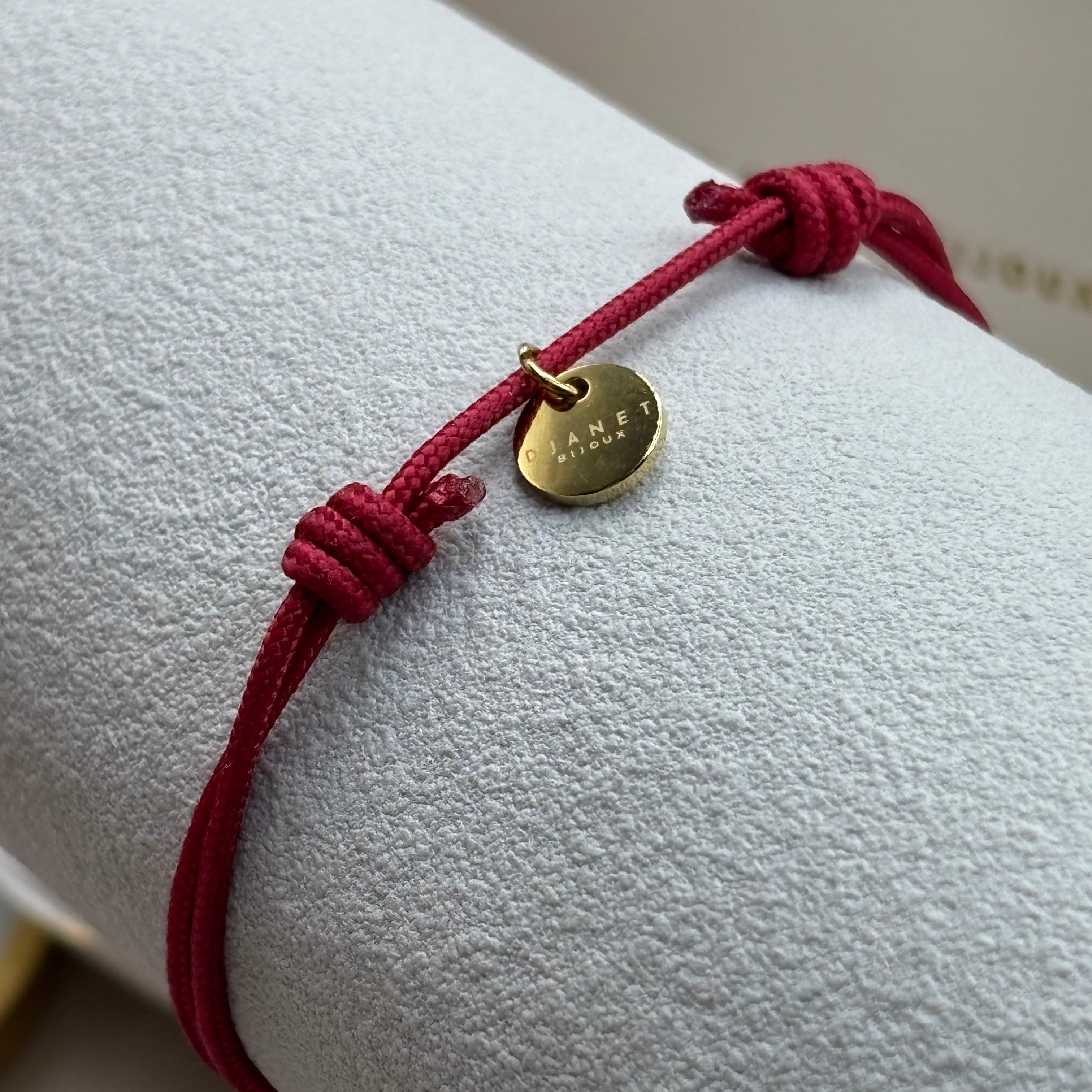 Bracelet cordon rouge à noeuds coulissants fermoir T en acier inoxydable doré