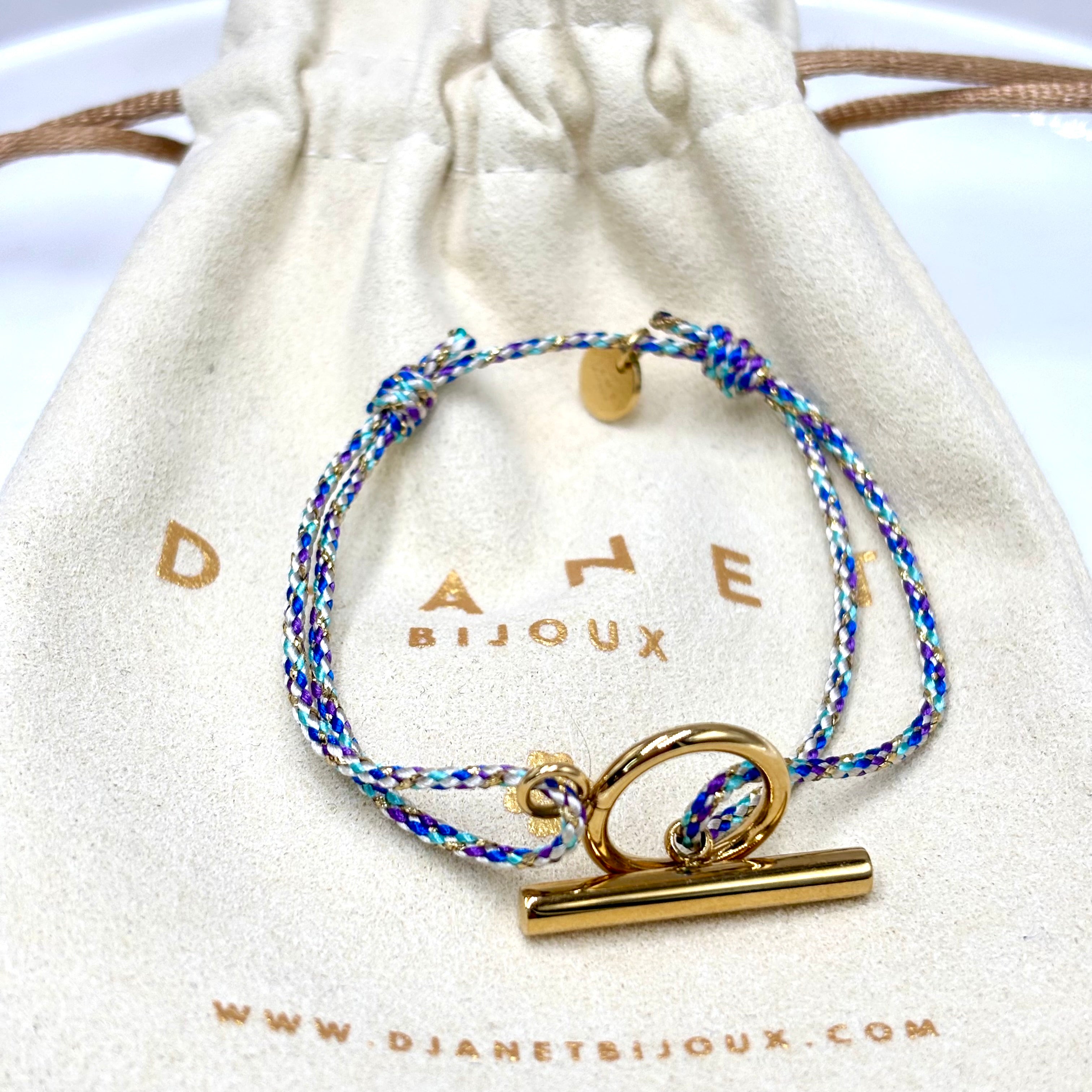 Bracelet_cordon_femme_bleu_violet_fermoir_T_dore sur pochon Djanet Bijoux