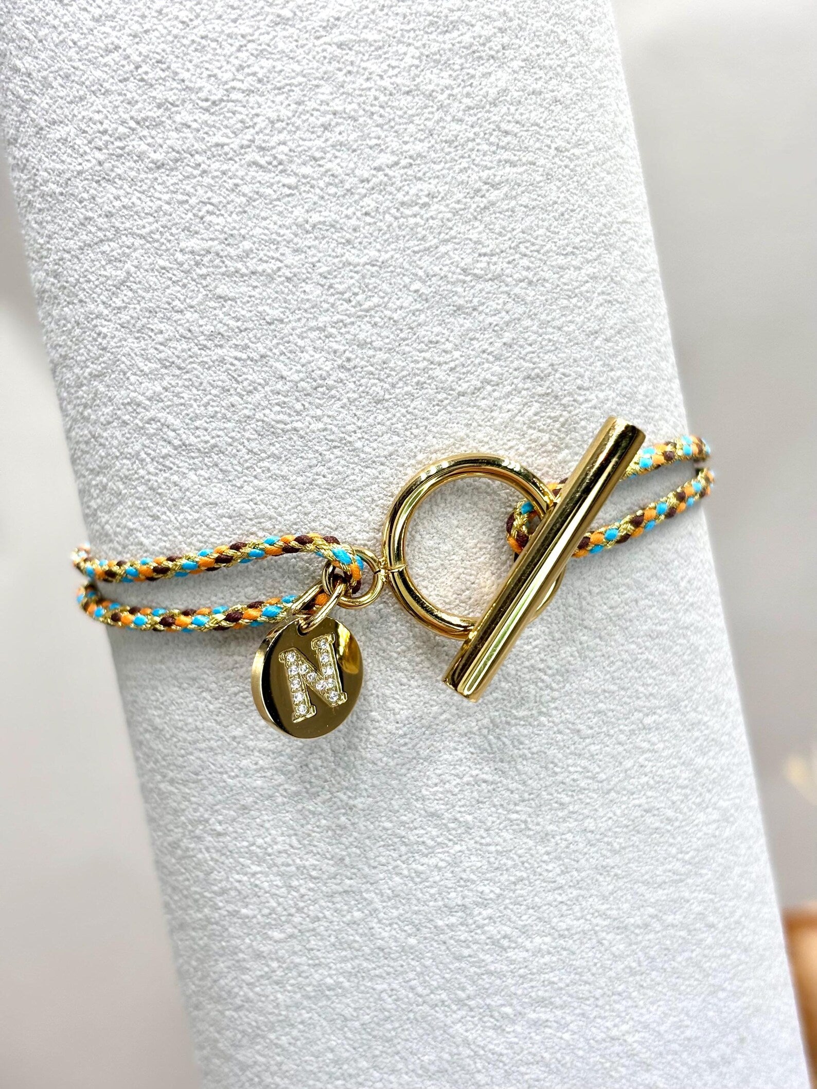 Bracelet cordon femme fermoir T Toggle en acier inoxydable doré et charm lettre initiale zirconium gravée