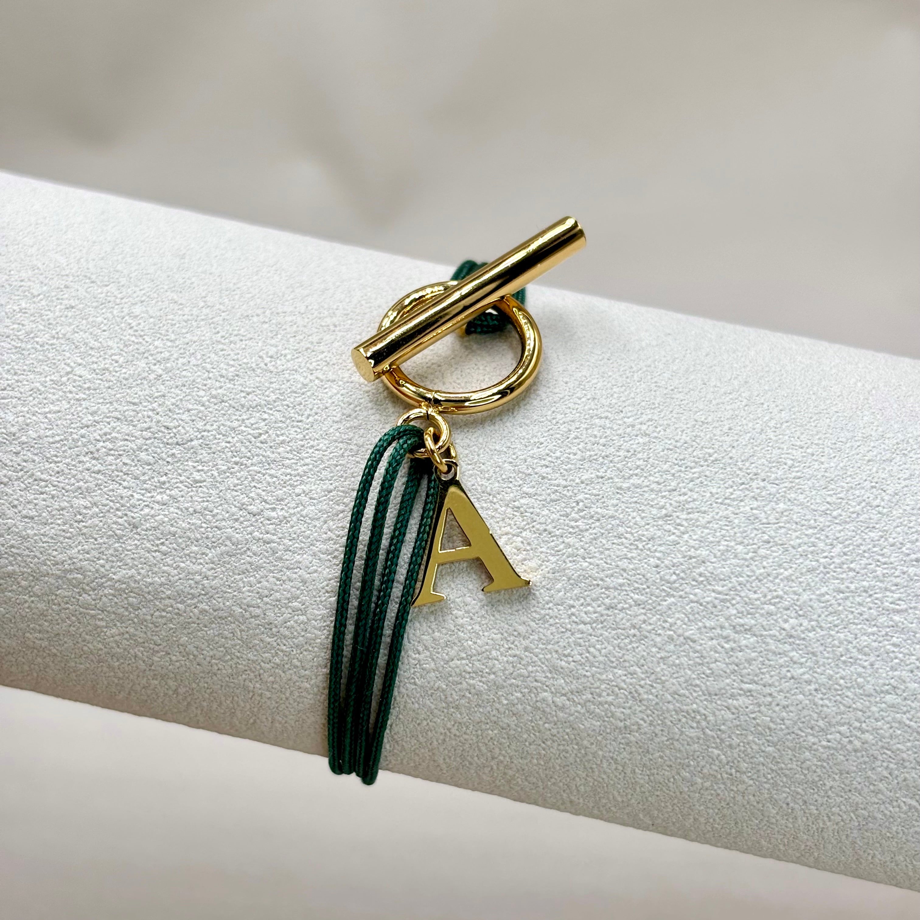 Bracelet double cordon vert personnalise avec lettre initiale fermoir T Toggle en acier inoxydable dore