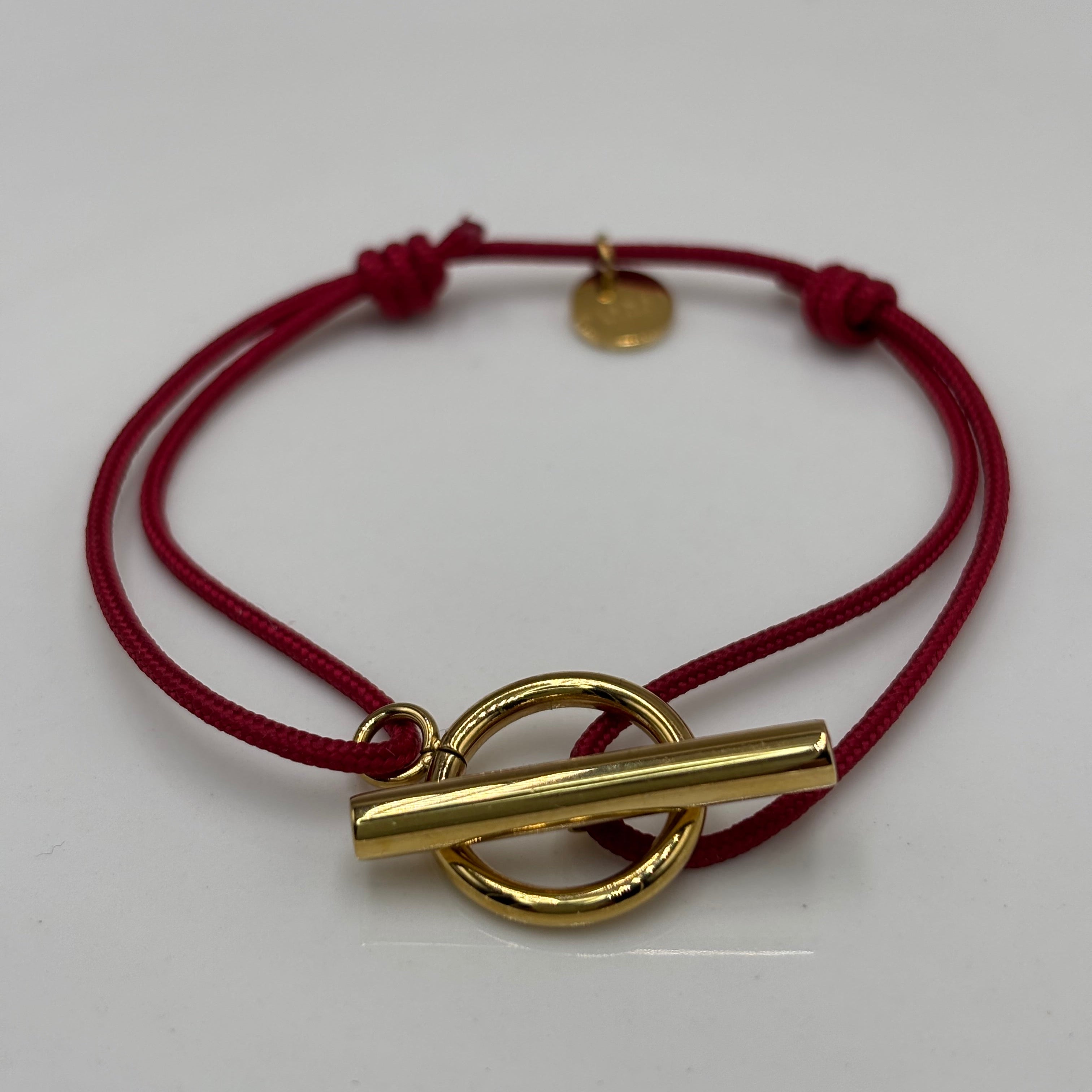 Bracelet cordon rouge coulissant fermoir T en acier inoxydable doré à l'or fin