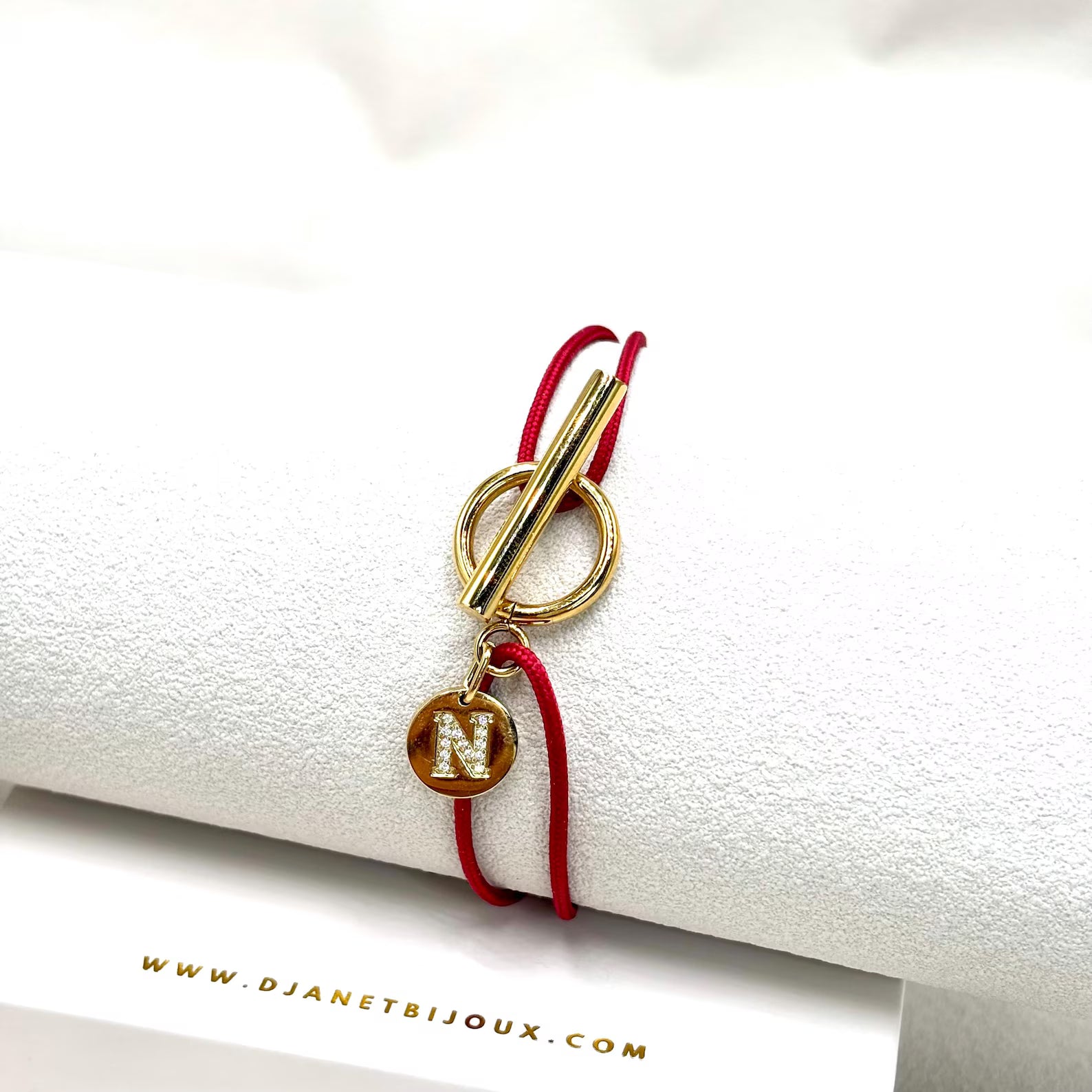 Bracelet cordon rouge fermoir T Toggle et charm lettre zirconium gravée