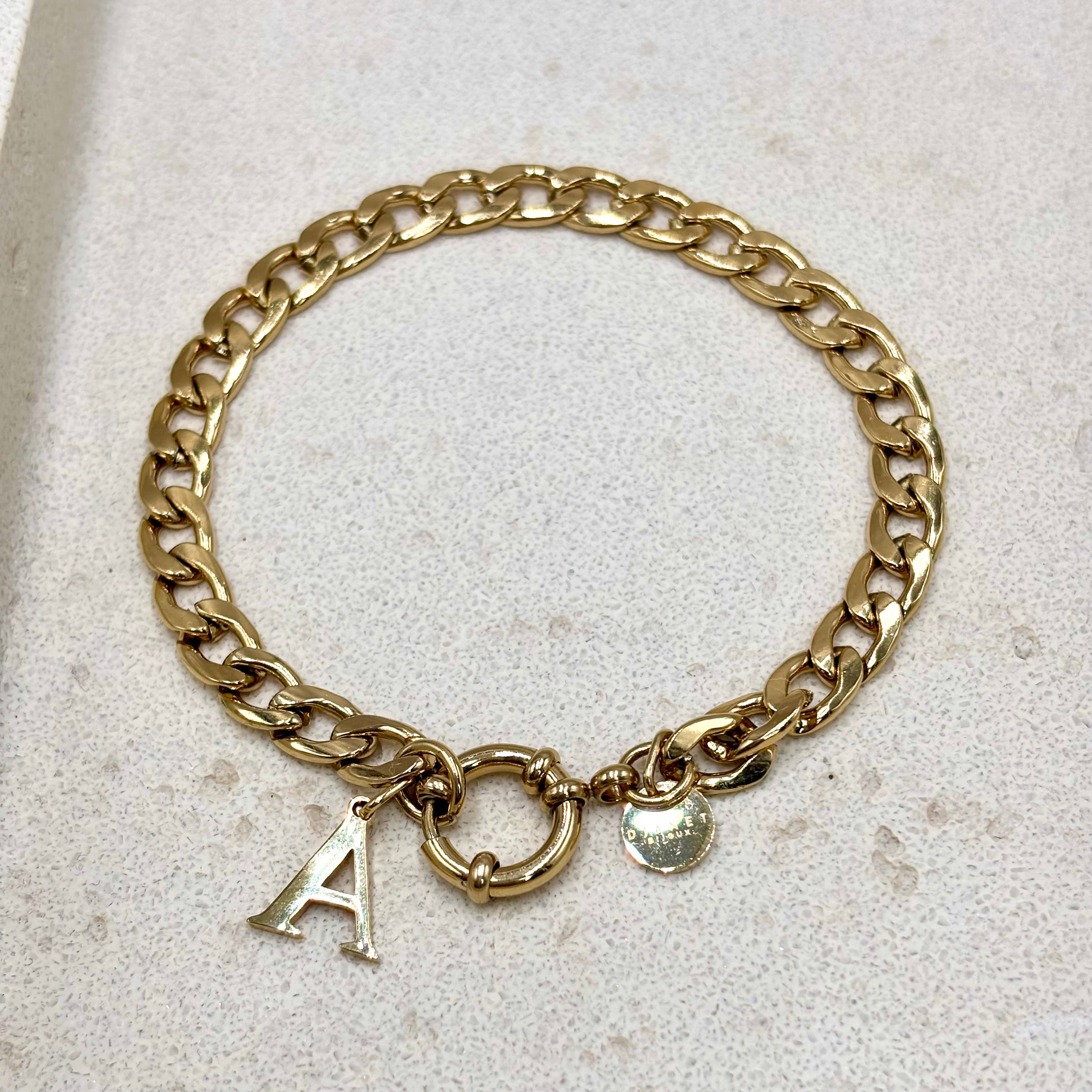 Bracelet gourmette en acier inoxydable doré avec fermoir mousqueton rond et pendentif lettre