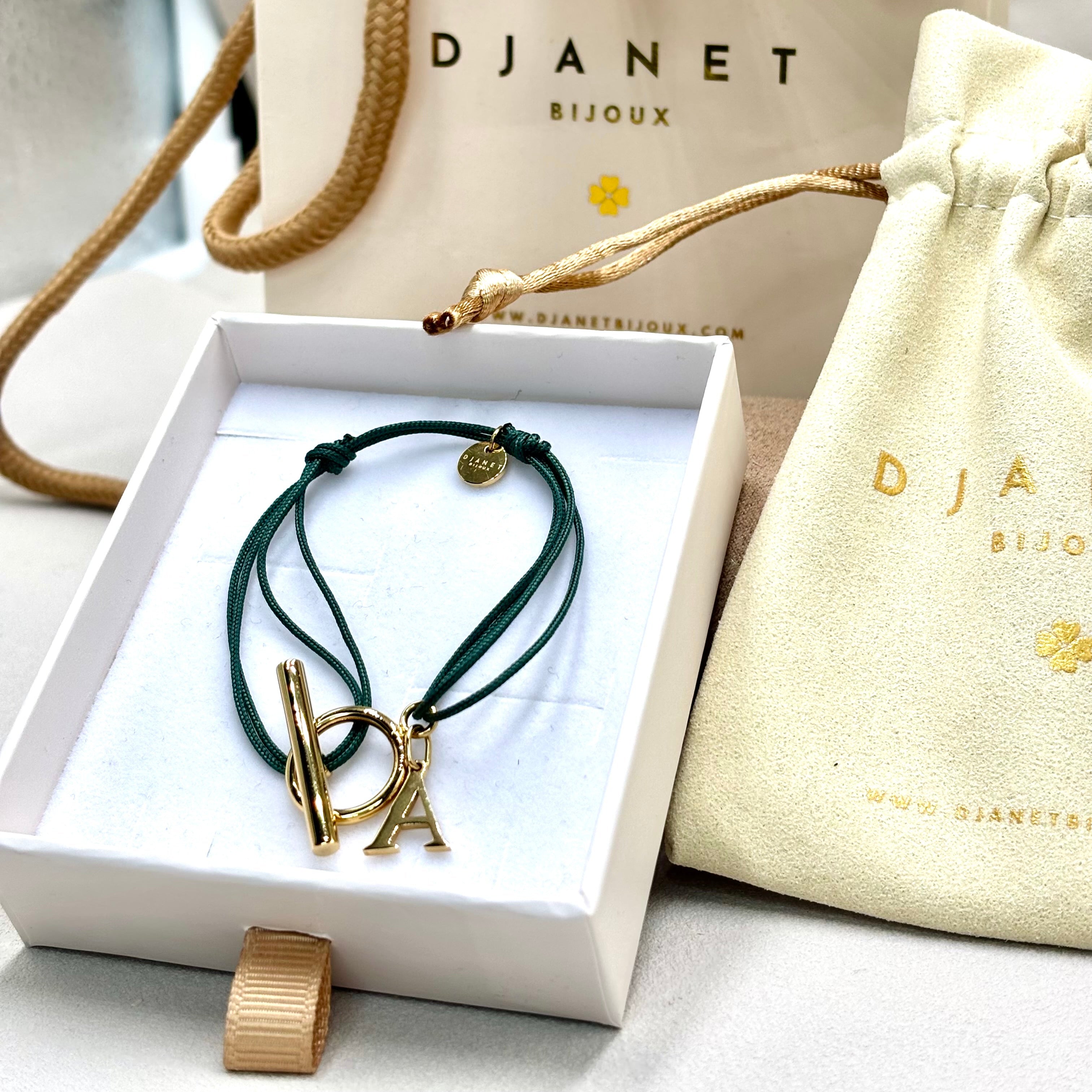Bracelet double cordon vert personnalise avec lettre initiale fermoir T Toggle en acier inoxydable dore présenté dans une boite Djanet Bijoux