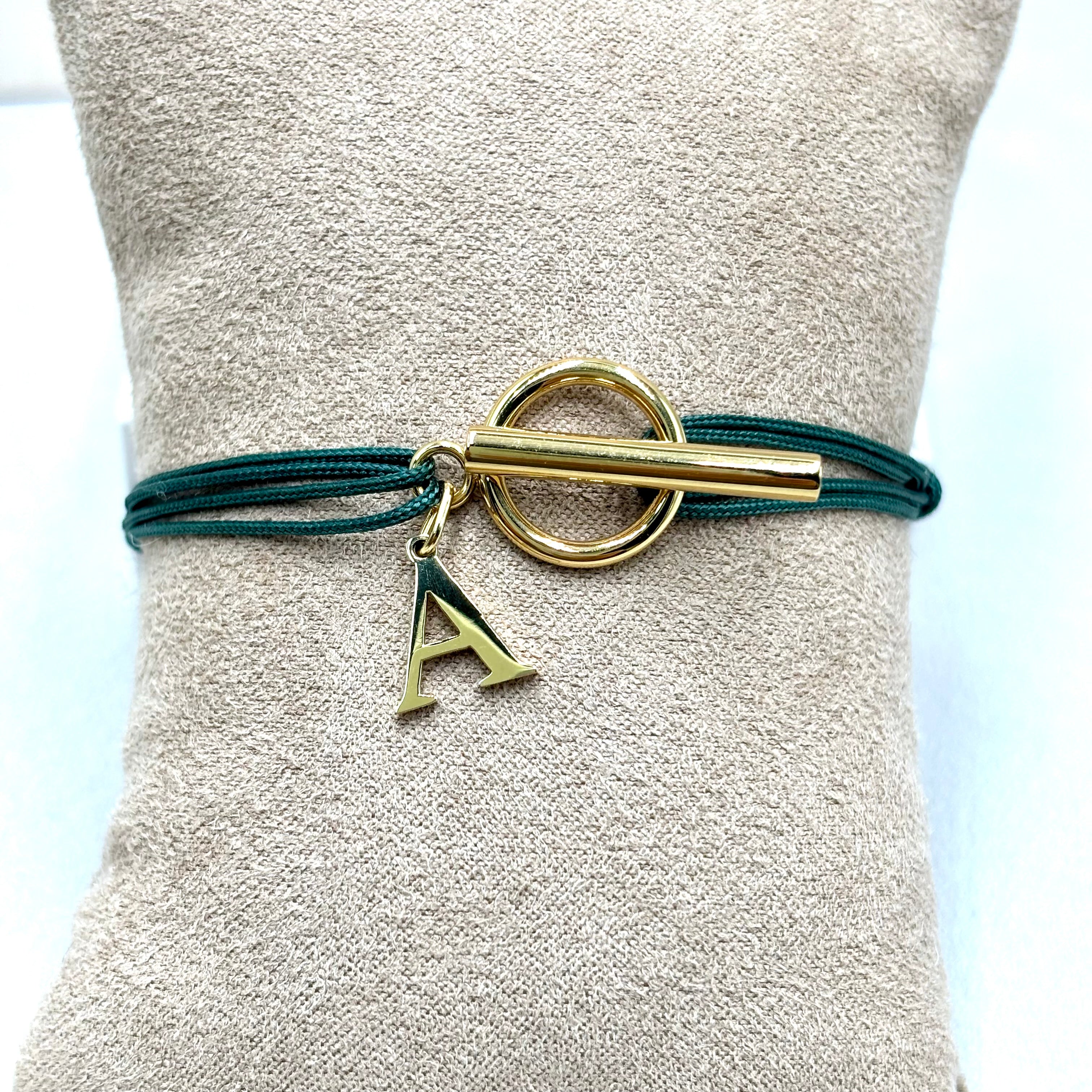 Bracelet double cordon personnalise avec initiale fermoir T Toggle en acier inoxydable dore