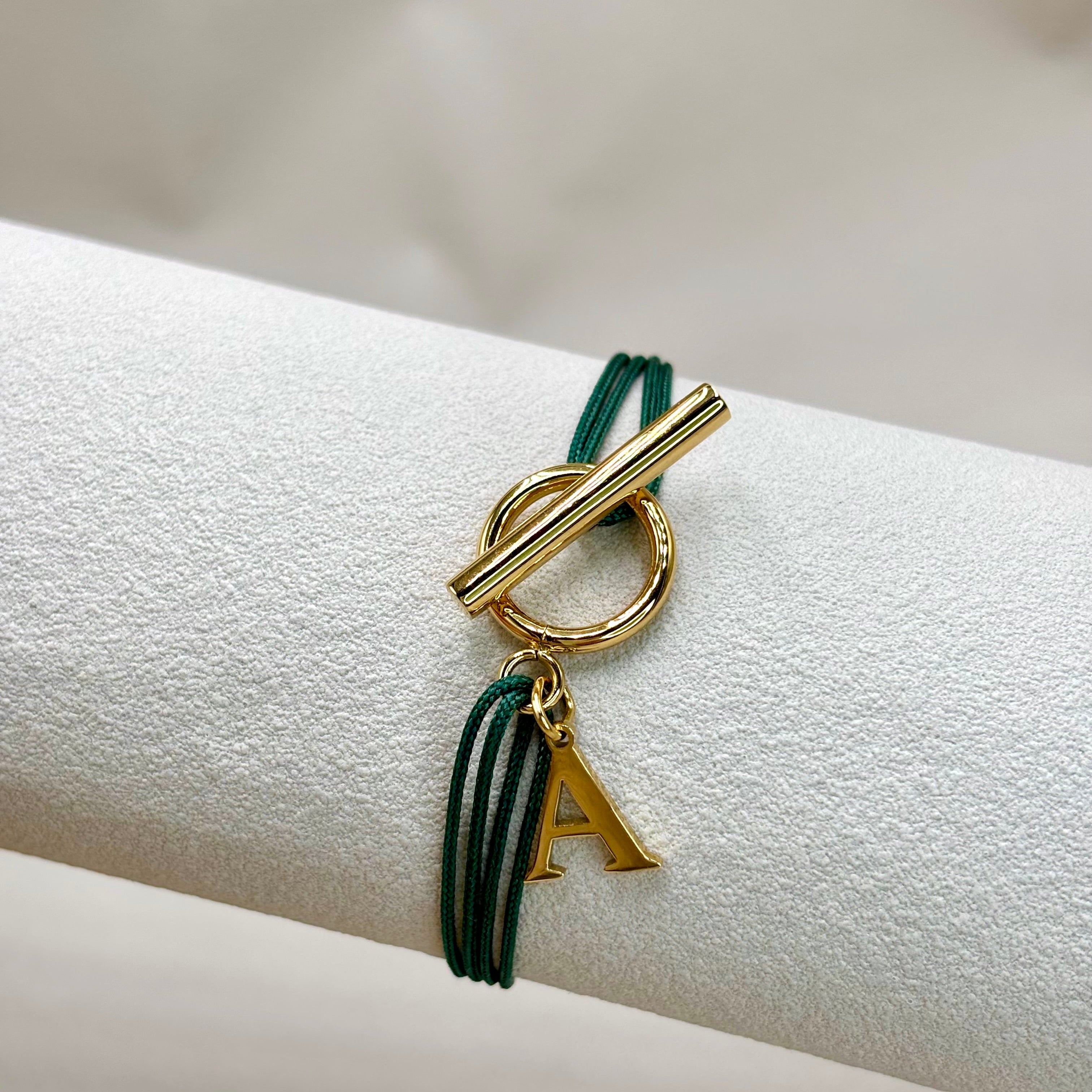 Bracelet double cordon vert personnalise avec initiale fermoir T Toggle en acier inoxydable doré à l'or fin