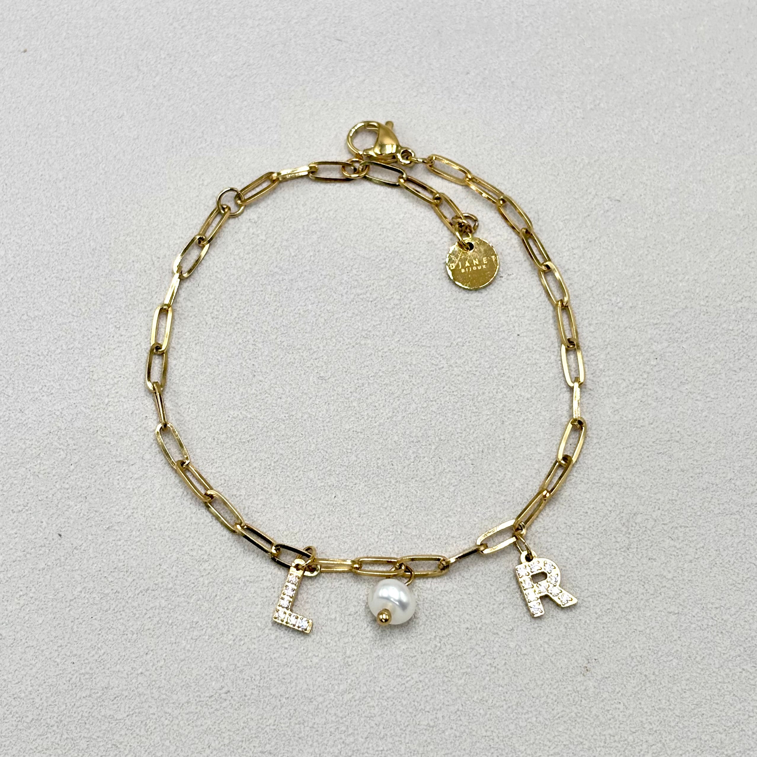 Bracelet personnalisé initiale doré deux charms lettres zirconium et une breloque perle blanche