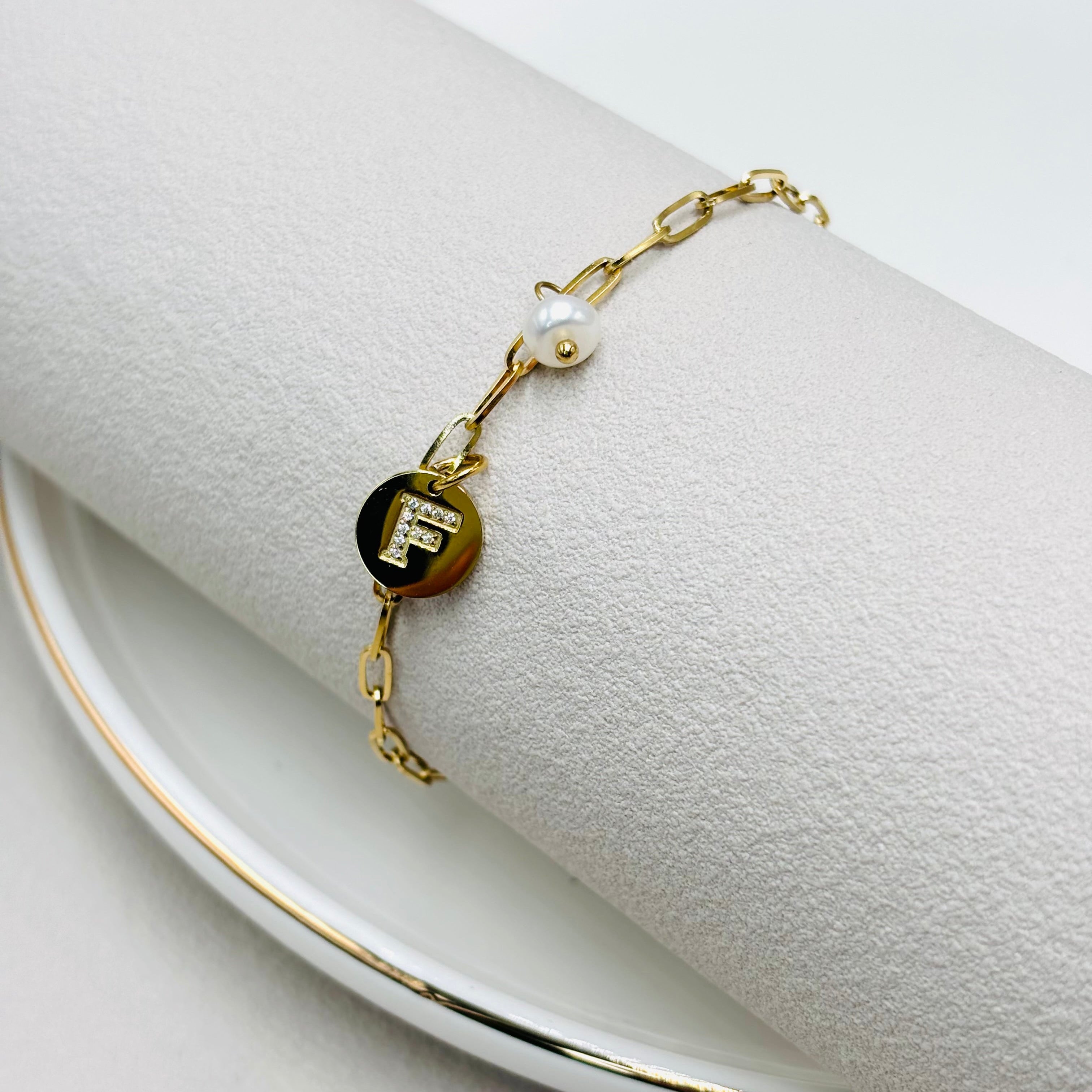 Bracelet personnalisé initiale en acier inoxydable doré en perle d'eau douce et charm lettre