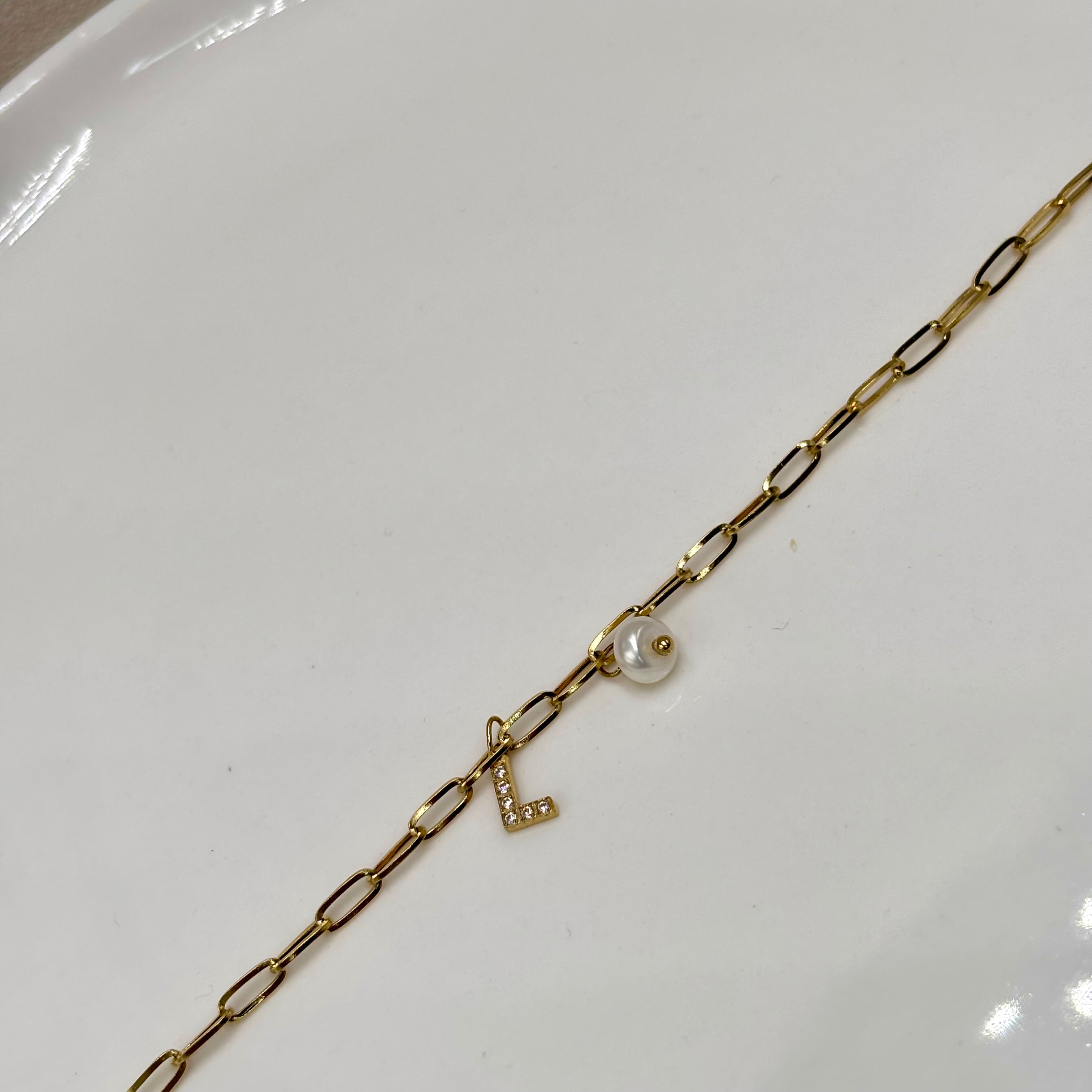 Bracelet personnalisé doré avec initiale zirconium et perles d'eau douce