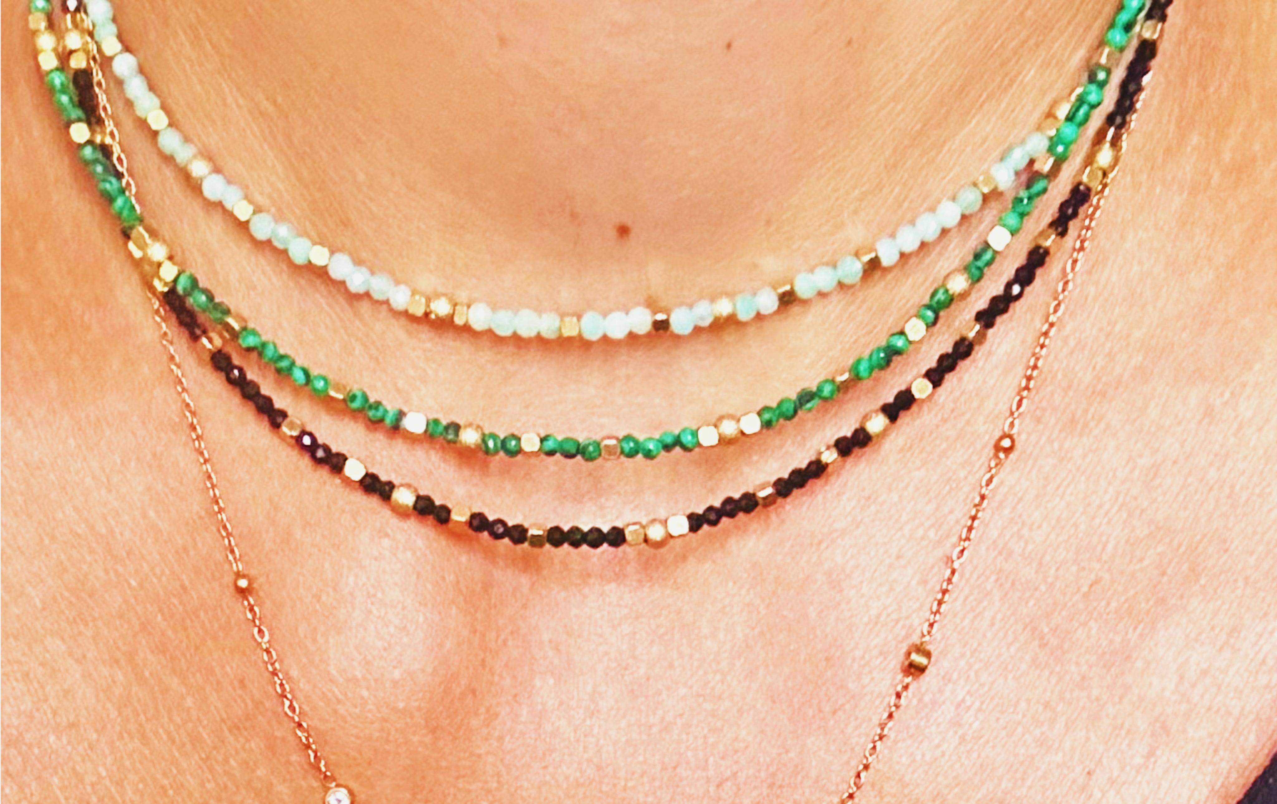 Bracelet chocker ras de cou pierres naturelles portés en accumulation au cou